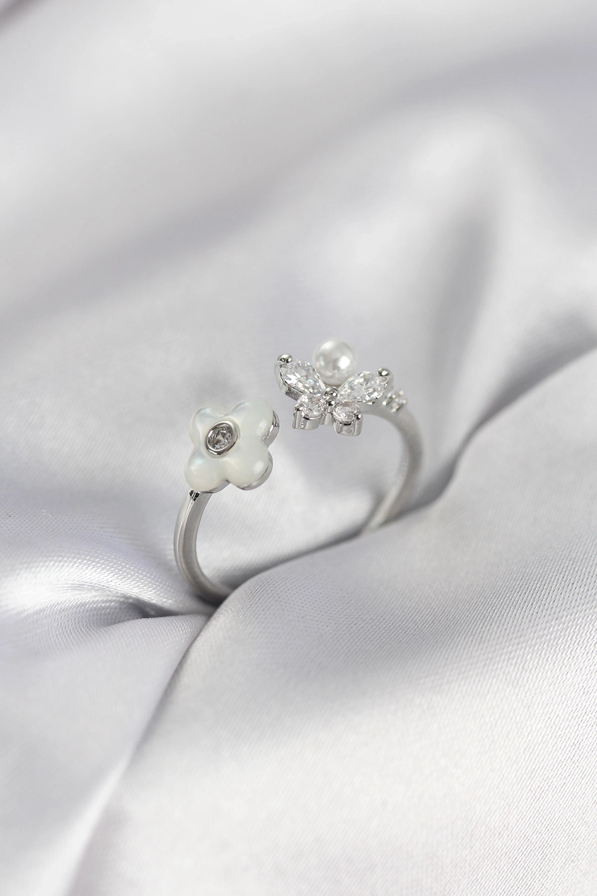 Gümüş Renk Sedefli Çiçek Model Kadın Yüzük