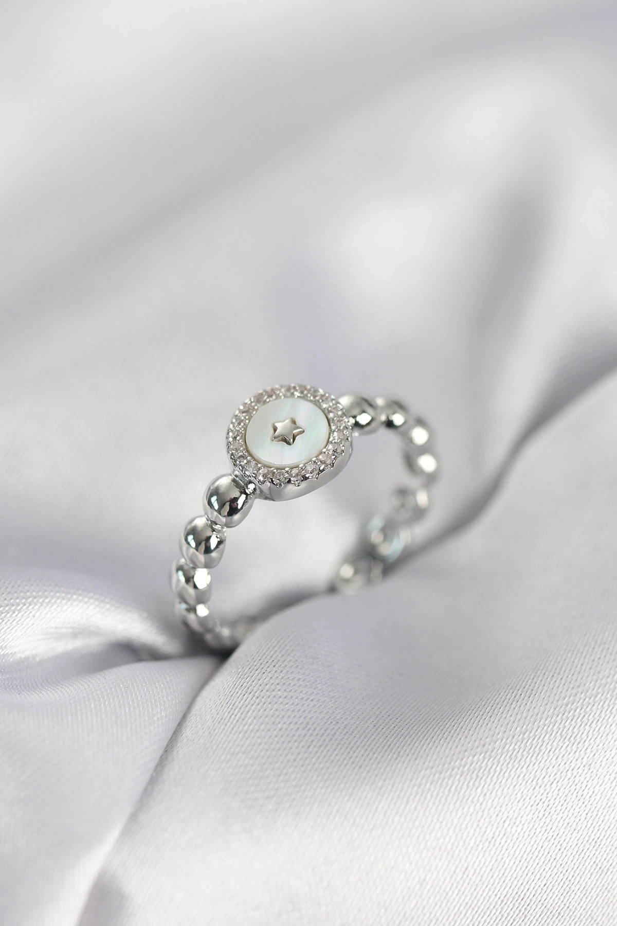 Gümüş Renk Sedefli Yıldız Model Zirkon Taşlı Kadın Yüzük