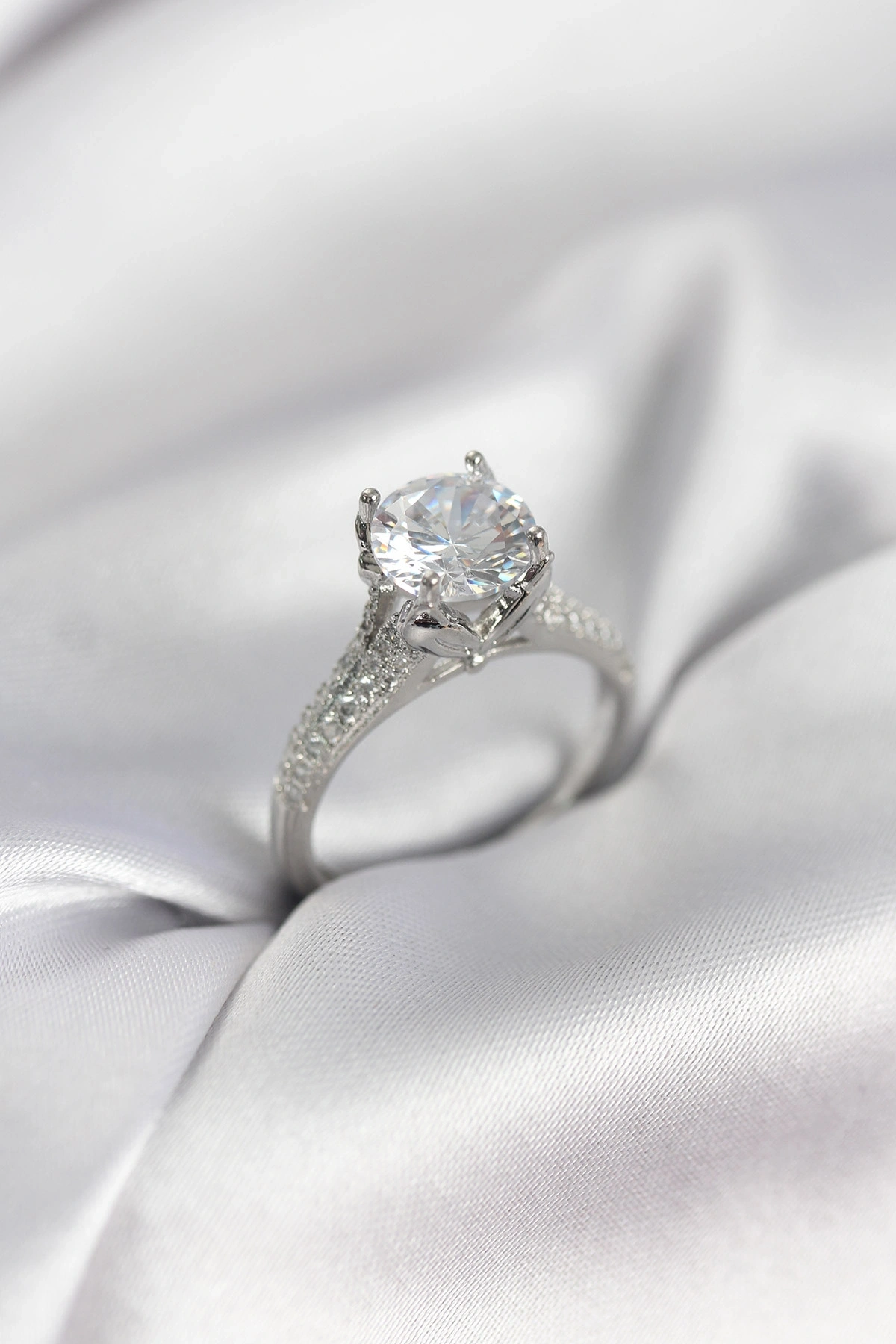 Gümüş Renk Tek Taş Model Zirkon Taşlı Kadın Yüzük