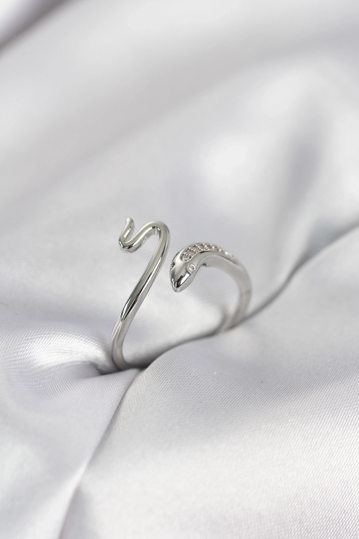 Gümüş Renk Yılan Model Zirkon Taşlı Kadın Yüzük