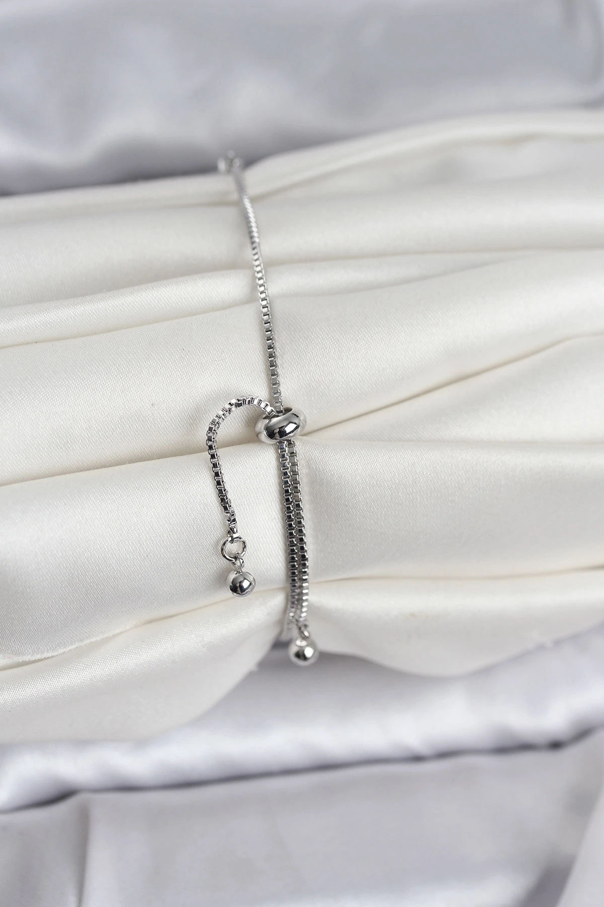 Gümüş Renk Yonca Model Zirkon Taşlı Asansörlü Kadın Bileklik