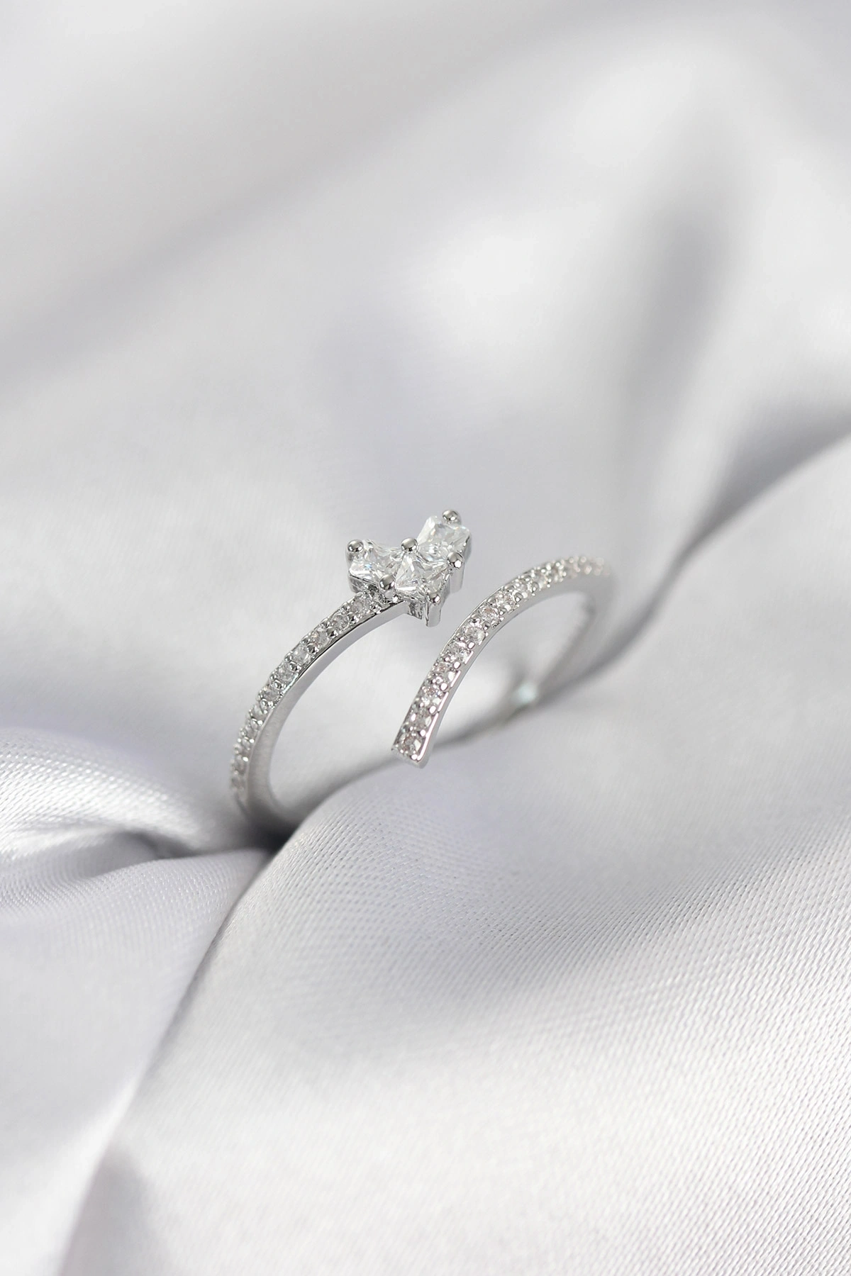 Gümüş Renk Zirkon Taşlı Kuyruklu Kalp Model Kadın Yüzük