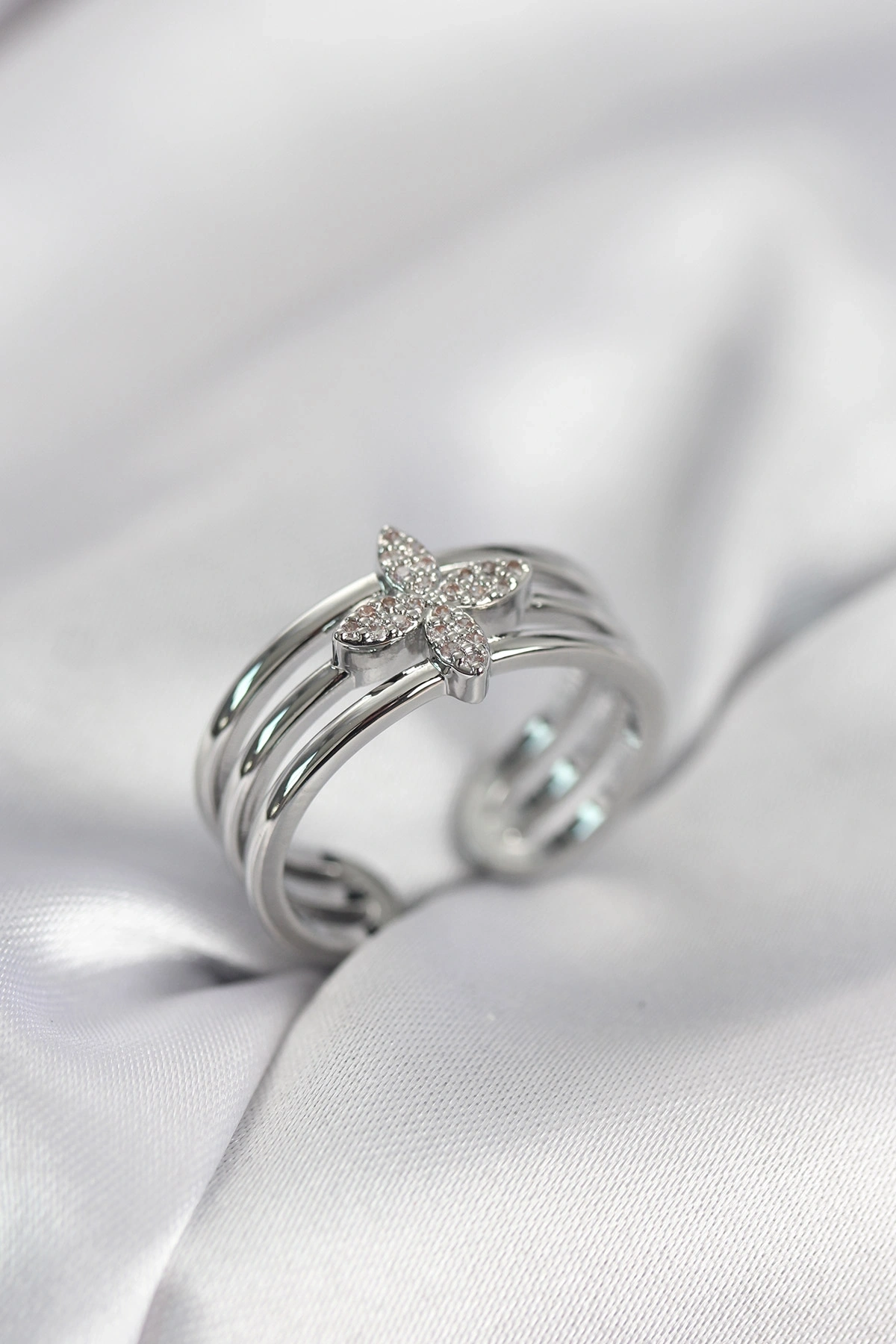 Gümüş Renk Zirkon Taşlı Yonca Model Kadın Yüzük