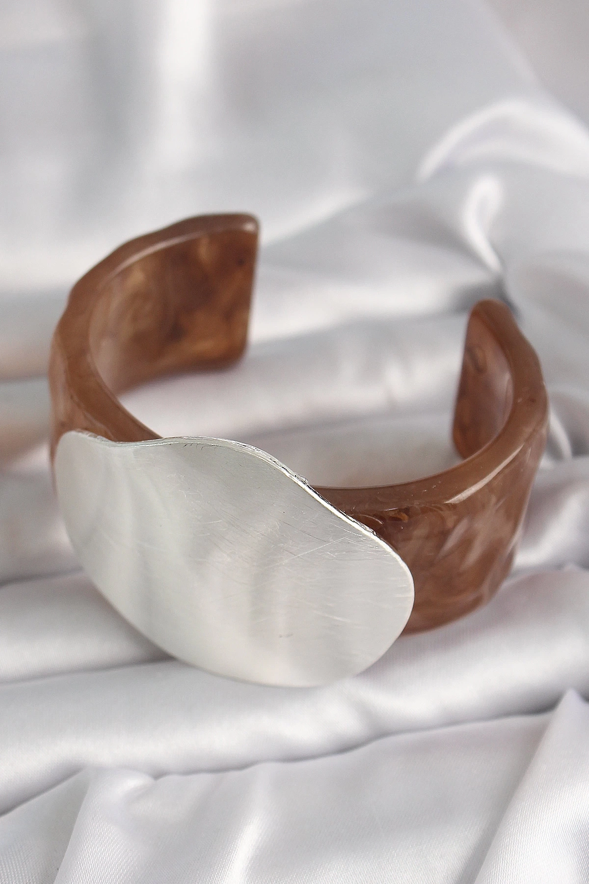Kahverengi Mermer Desen Akrilik Plastik Gümüş Plaka Model Vintage Kadın Bilezik