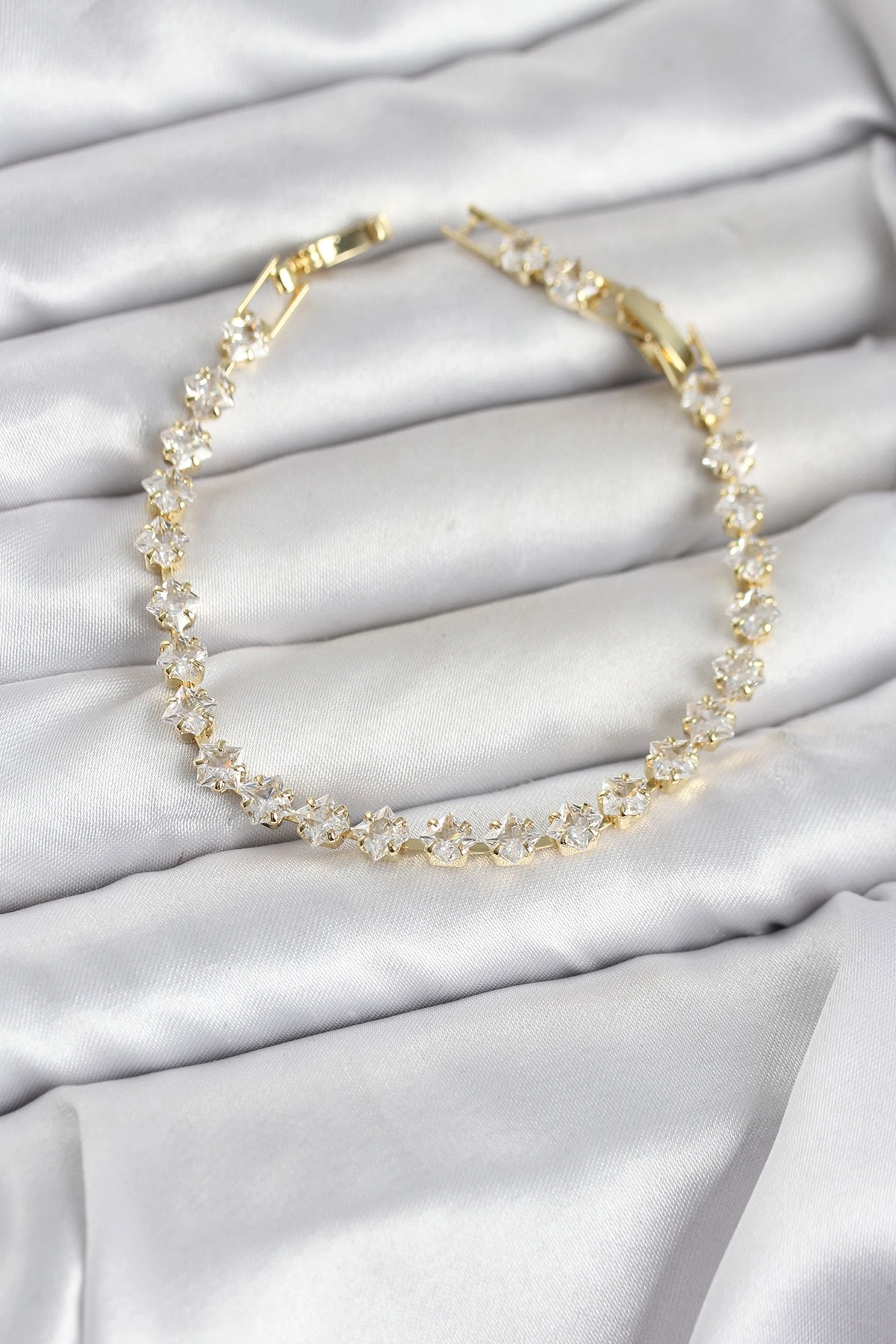 Kare Zirkon Taşlı Gold Renk Pirinç Su Yolu Kadın Bileklik