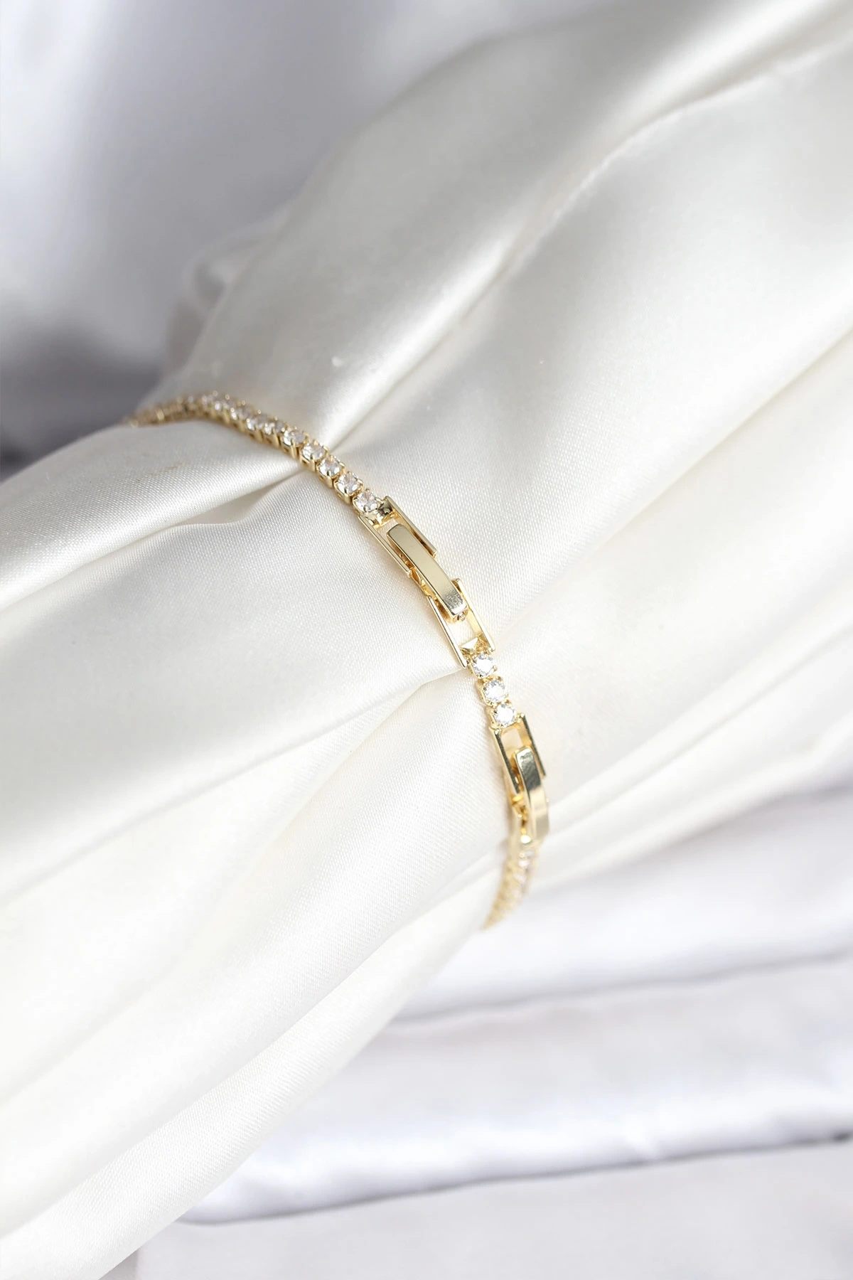 Kelebek Model Zirkon Taşlı Gold Renk Pirinç Su Yolu Kadın Bileklik