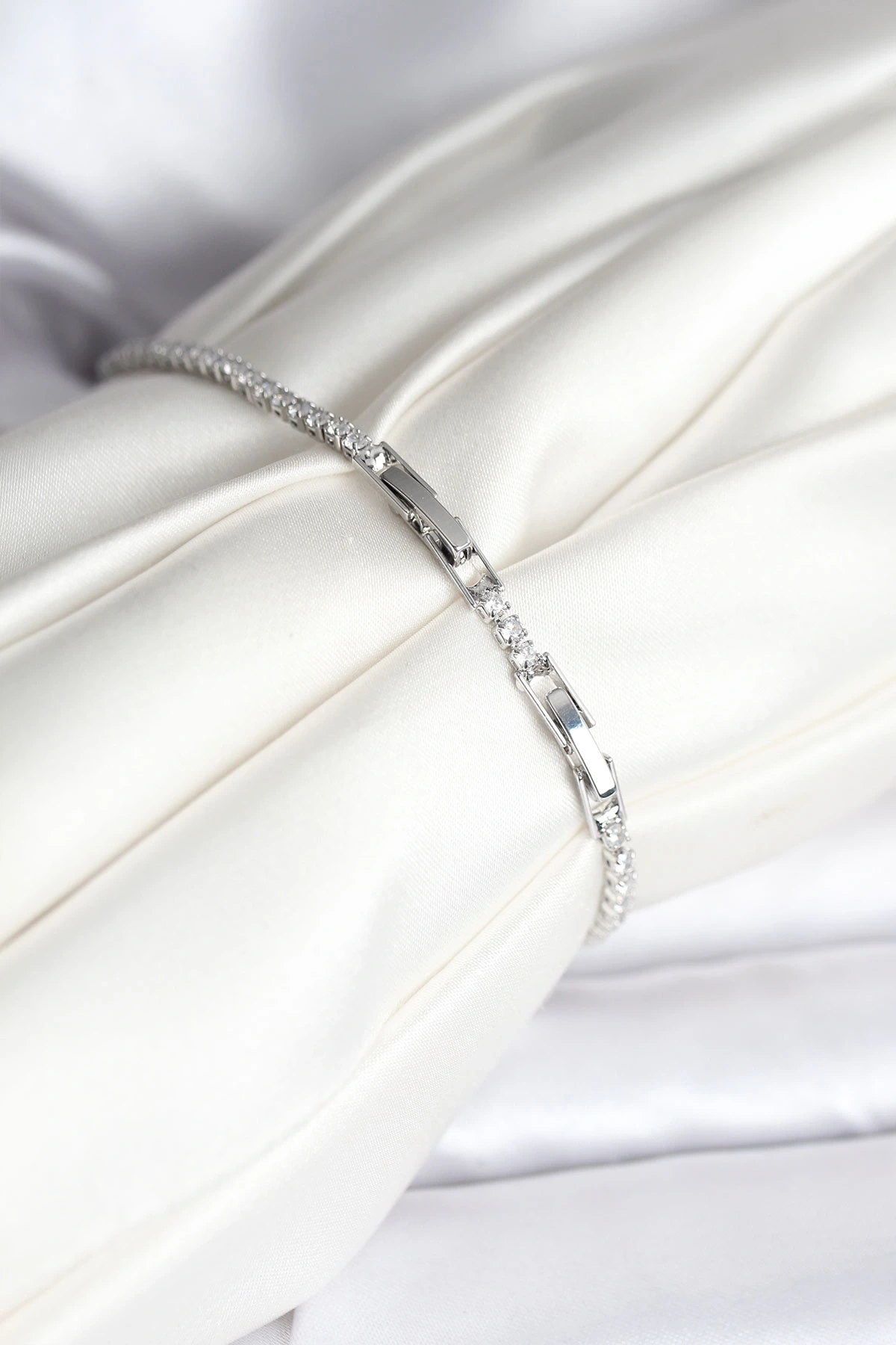 Kelebek Model Zirkon Taşlı Gümüş Renk Pirinç Su Yolu Kadın Bileklik