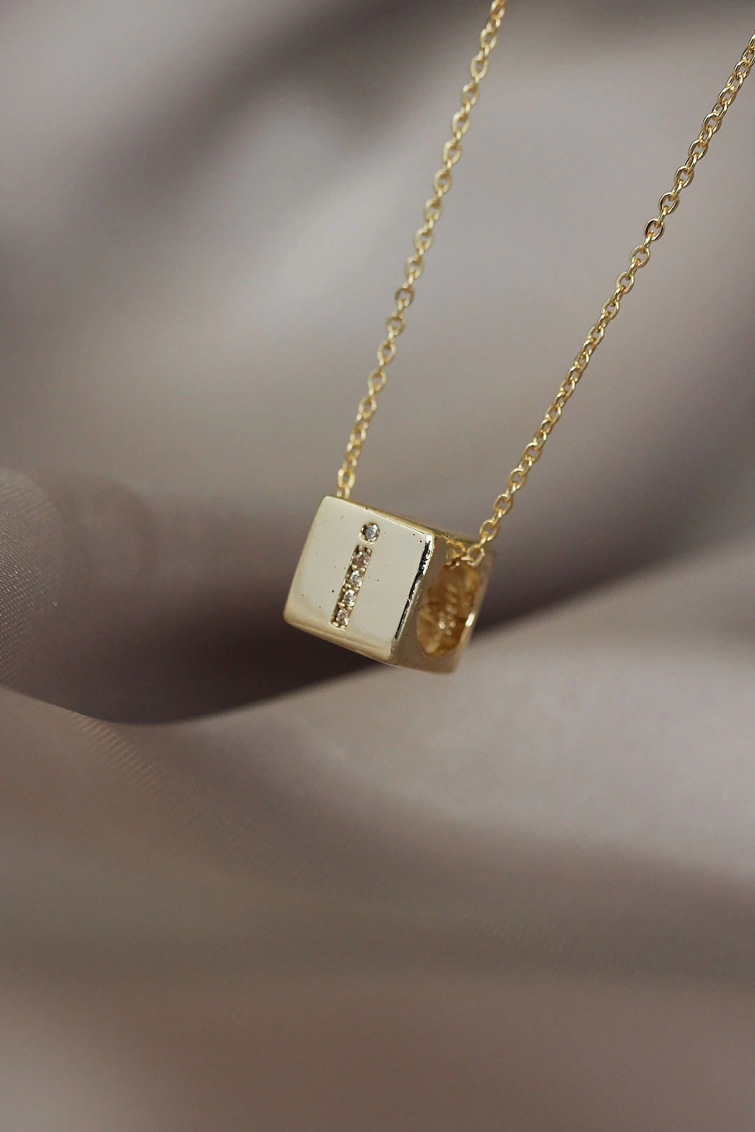 Küp Model Gold Renk Zirkon Taşlı İ Harfli Kolye