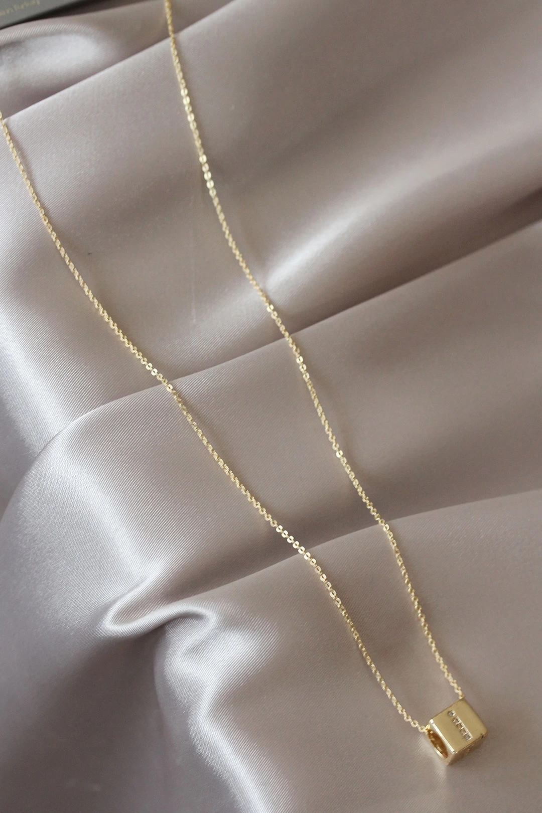 Küp Model Gold Renk Zirkon Taşlı İ Harfli Kolye