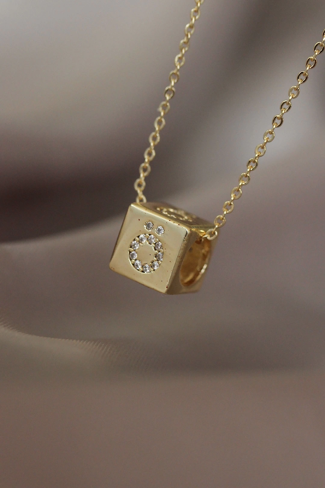 Küp Model Gold Renk Zirkon Taşlı Ö Harfli Kolye