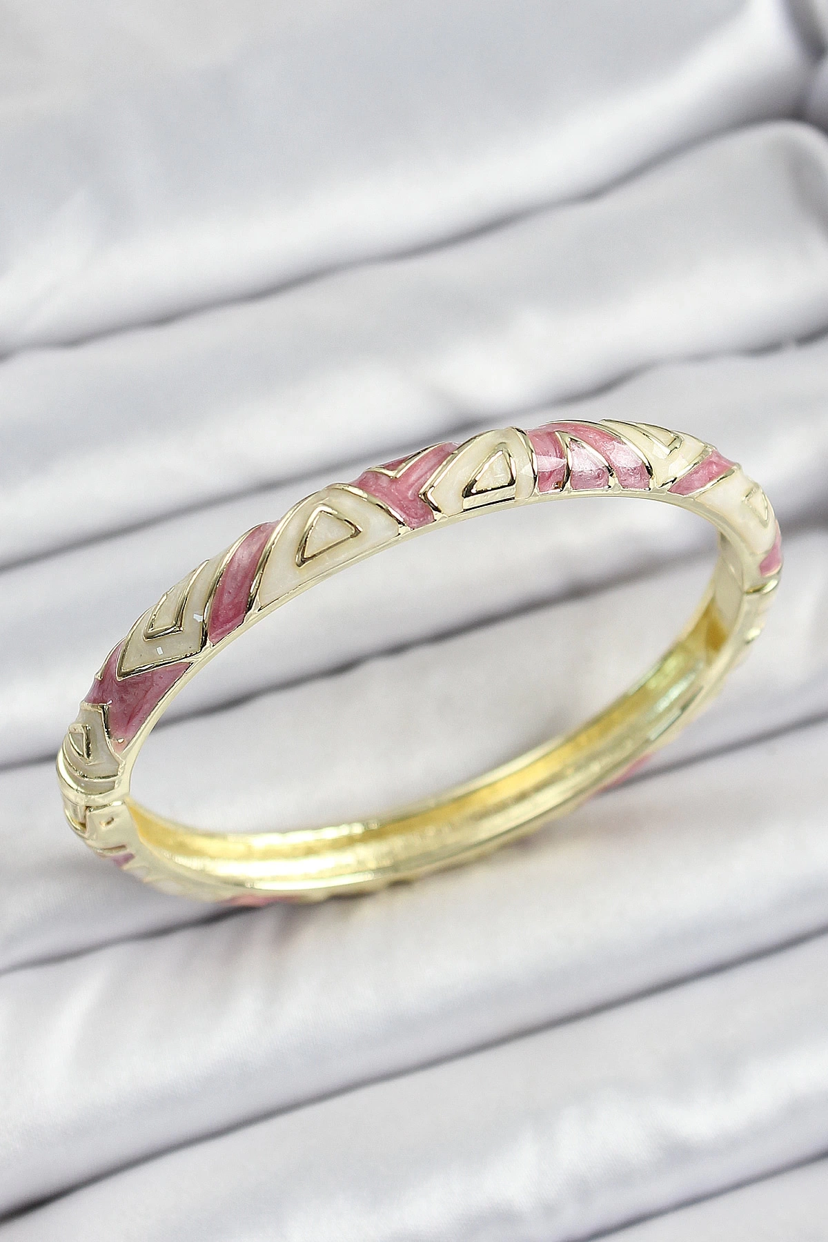 Mineli Pirinç Gold Renk Beyaz ve Pembe Geometrik Desenli Kadın Kelepçe