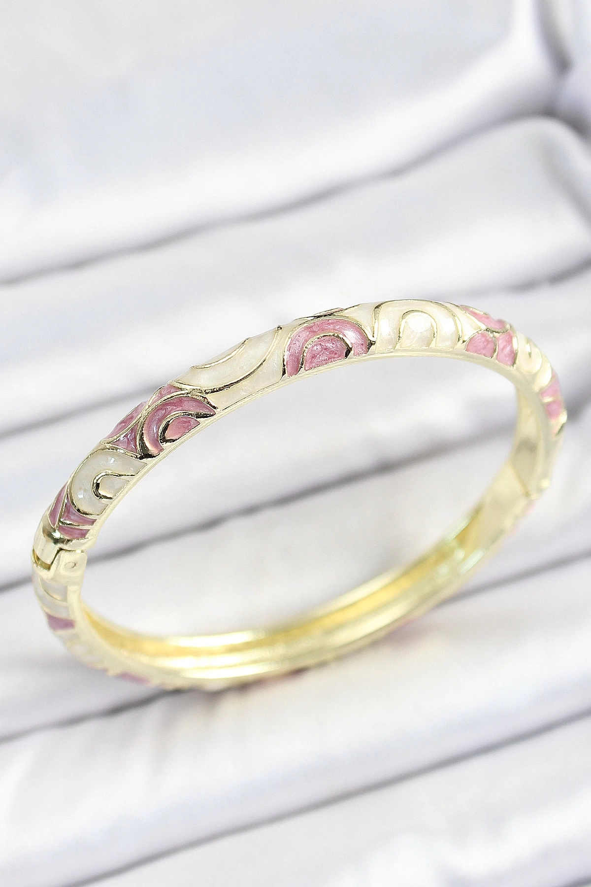 Mineli Pirinç Pembe Bej Sarmal Desenli Gold Renk Kadın Kelepçe