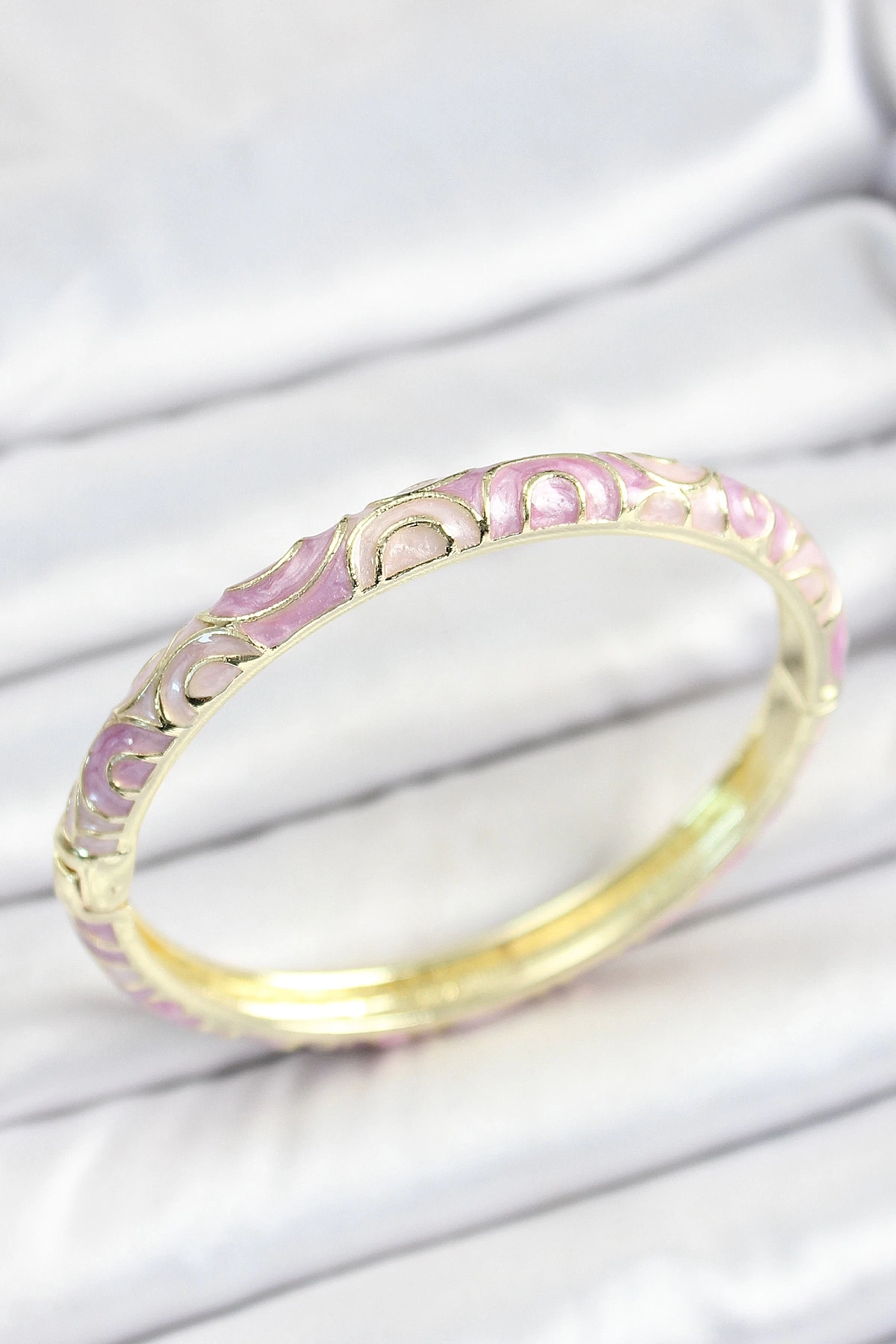 Mineli Pirinç Pembe Sarmal Desenli Gold Renk Kadın Kelepçe