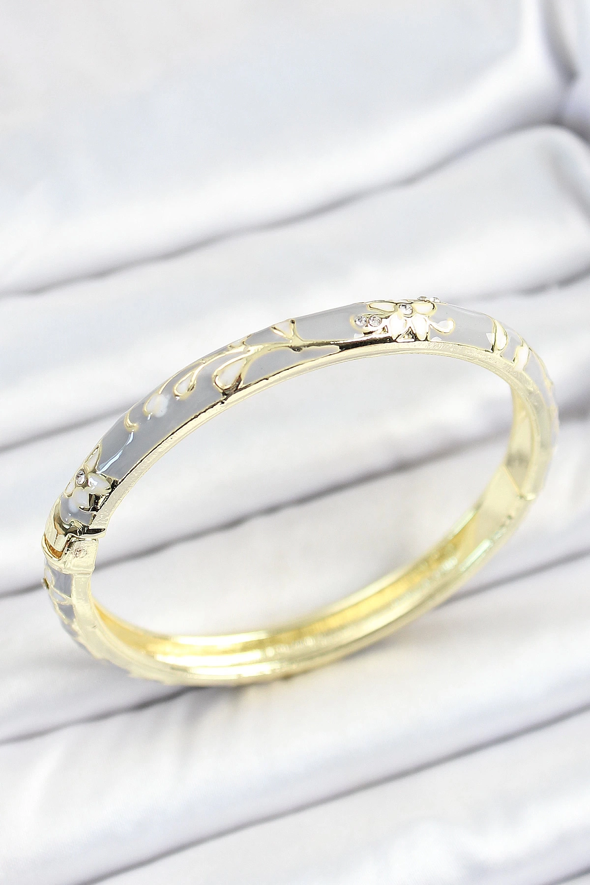Mineli Pirinç Zirkon Taşlı Gri Çiçek Desenli Gold Renk Kadın Kelepçe