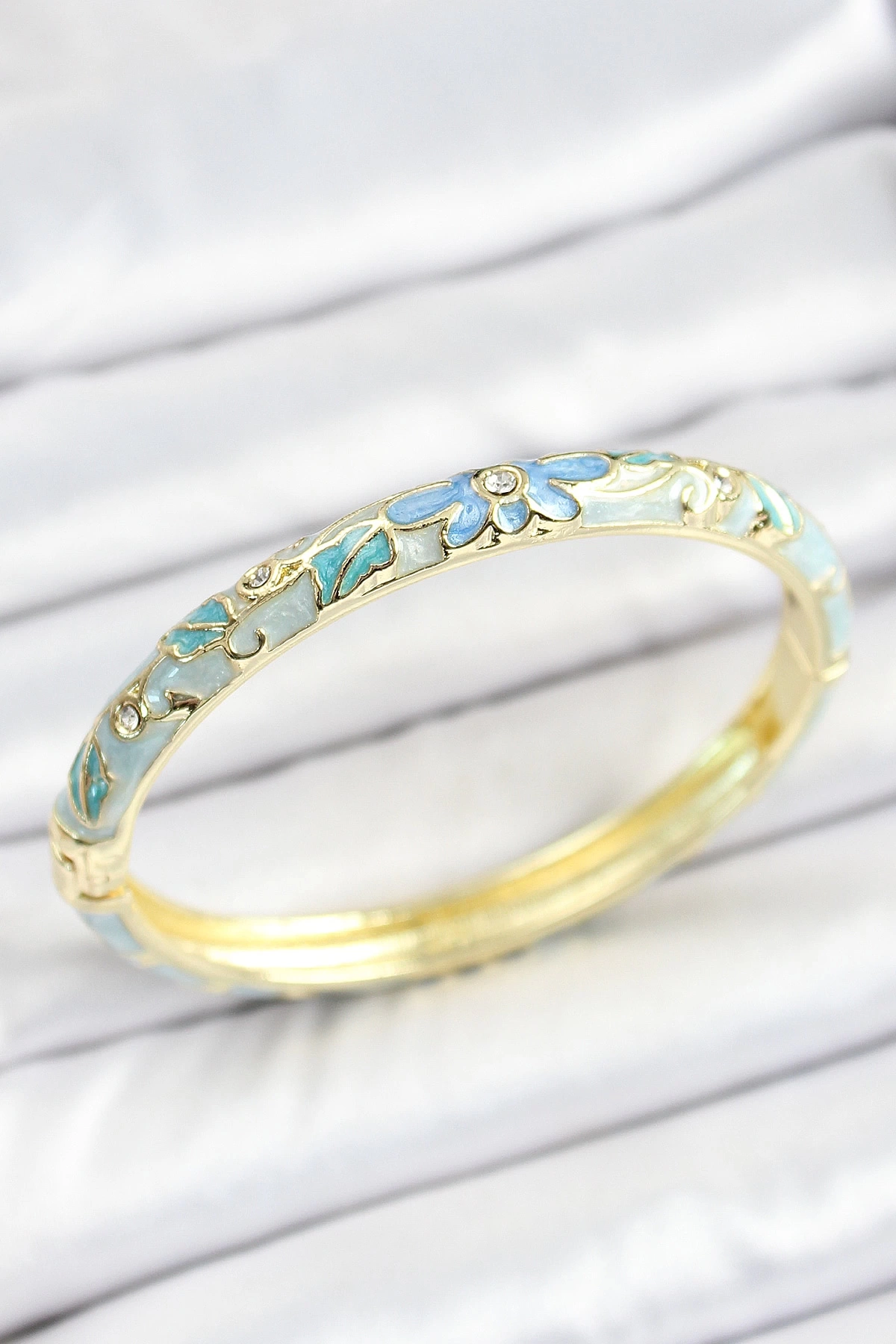 Mineli Pirinç Zirkon Taşlı Mavi Çiçek Desenli Gold Renk Kadın Kelepçe