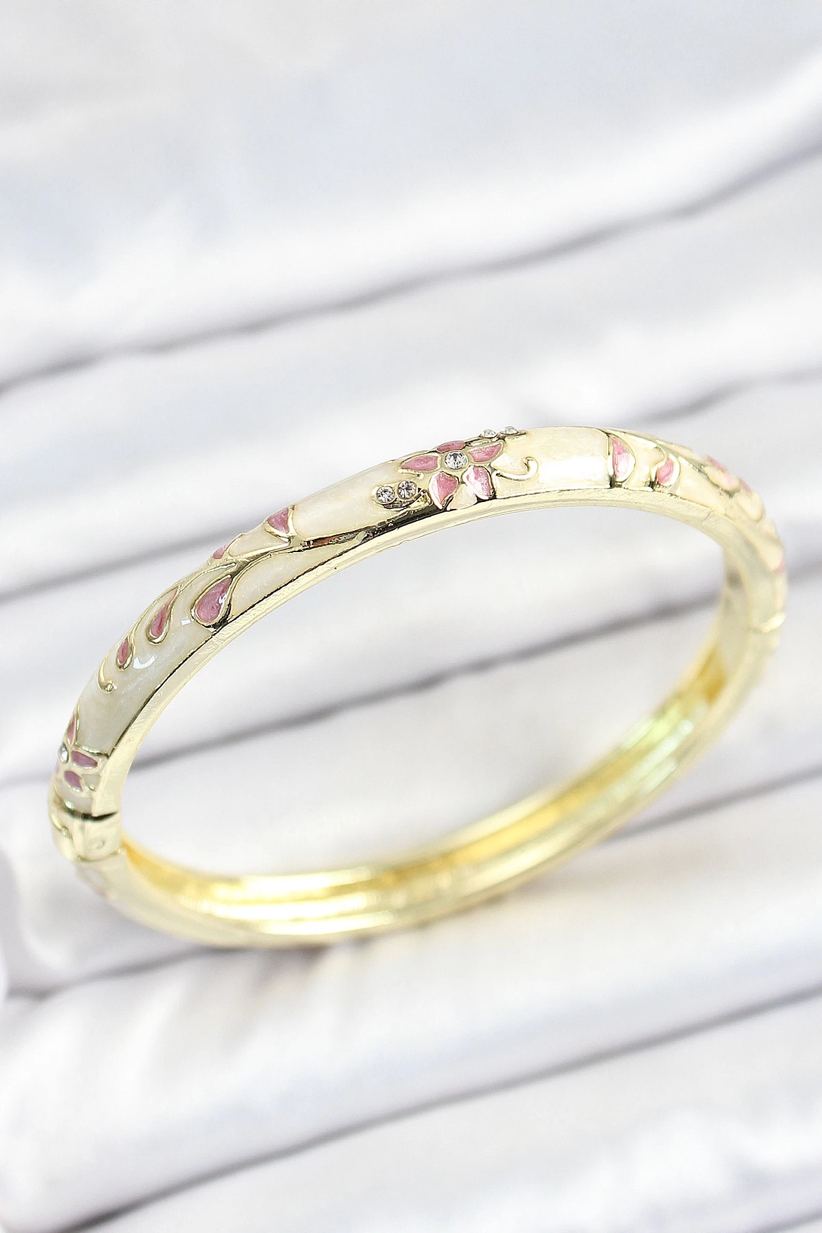 Mineli Pirinç Zirkon Taşlı Pembe Çiçek Desenli Gold Renk Kadın Kelepçe