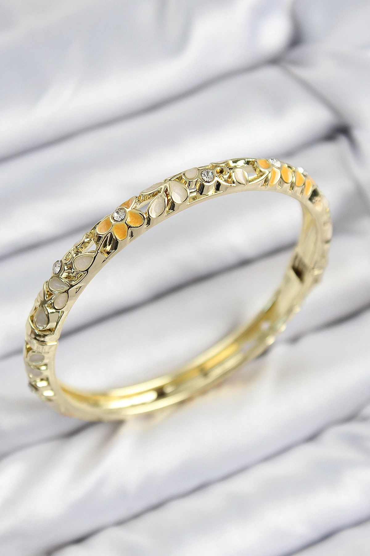 Mineli Pirinç Zirkon Taşlı Sarı Krem Çiçek Motifli Gold Kadın Kelepçe
