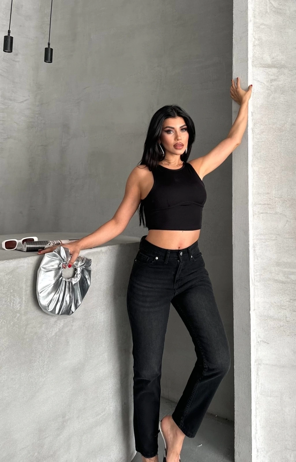 Mom fit enzim bıyıklı taş yıkama jeans pantolon siyah