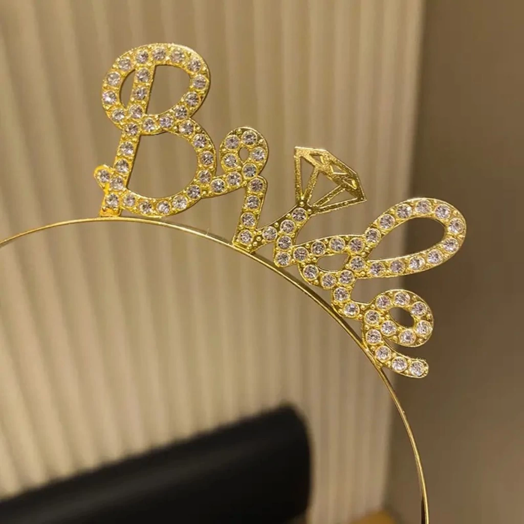 Nessiworld Altın Renkli Taşlı “Bride” Gelin Tacı – El Yazısı Yazı Tipiyle