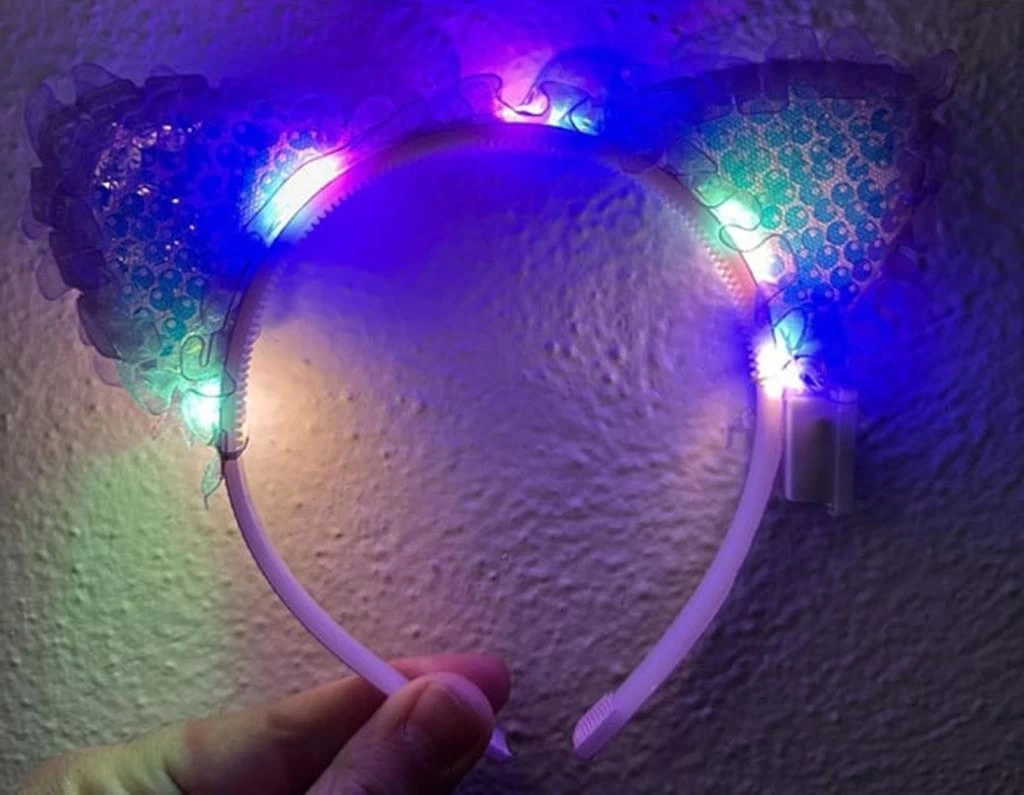 Nessiworld   Kenarları Dantelli Mor Pullu Payetli Led Işıklı Kedi Kulak Taç 17x19 cm