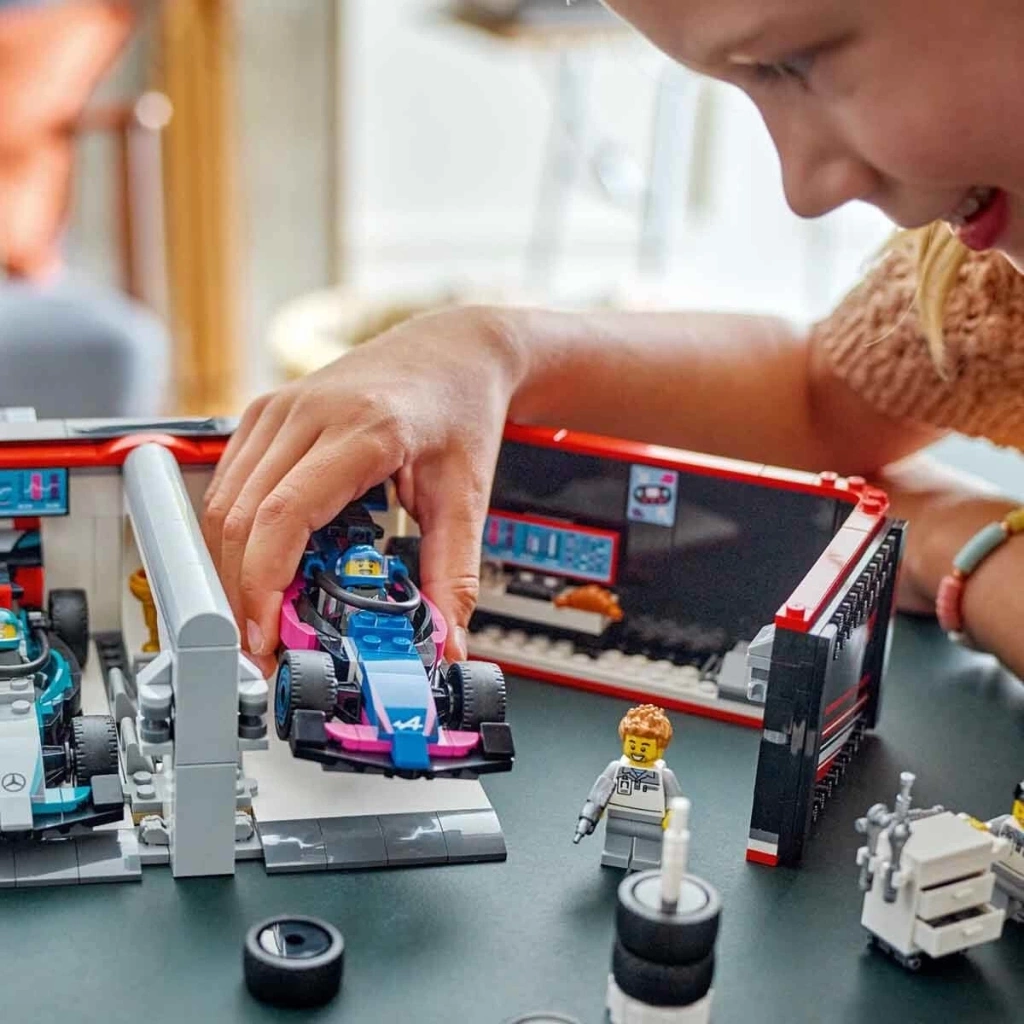 City F1 Garajı ve Mercedes-AMG ve Alpine Arabaları 60444