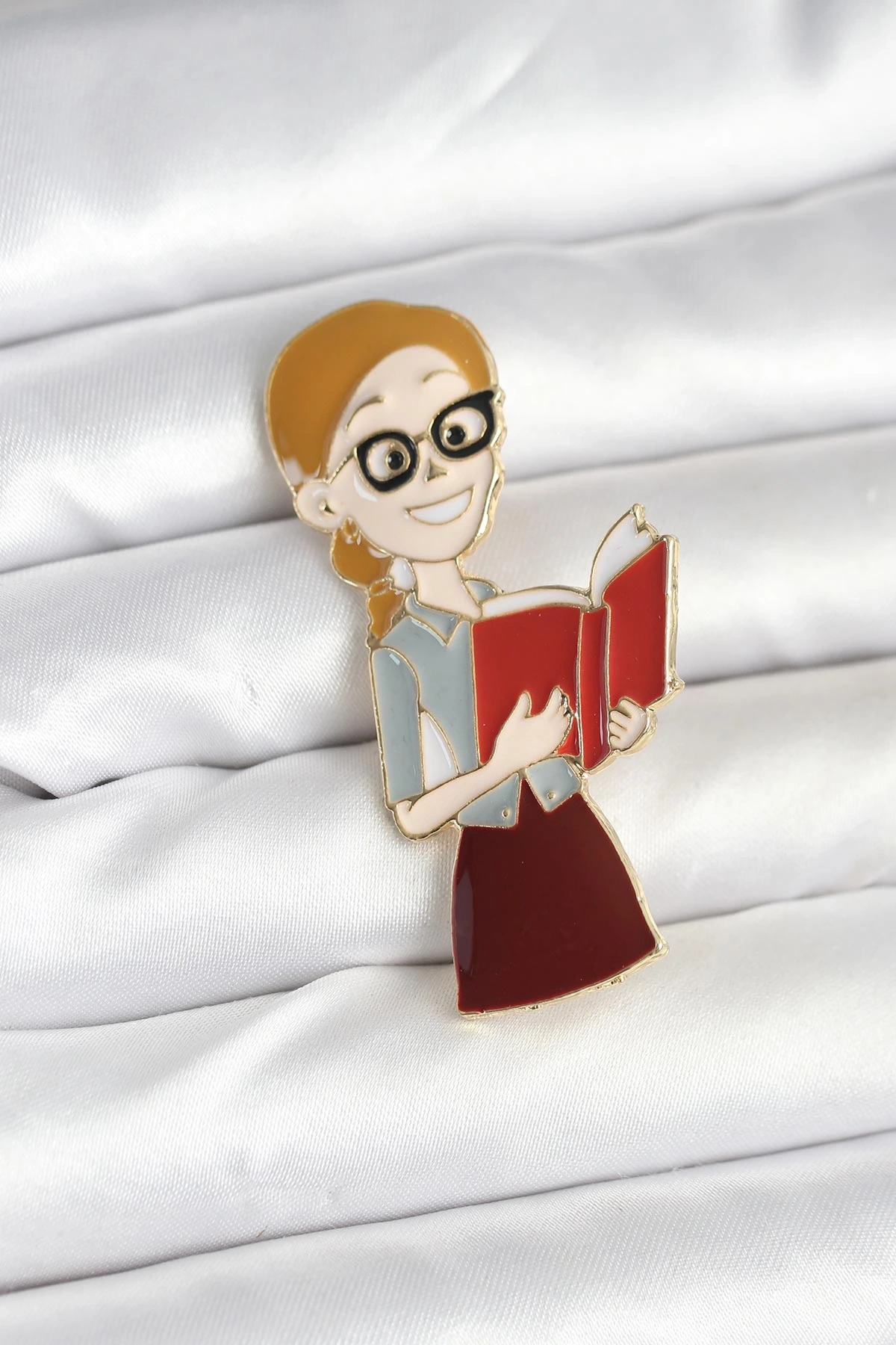 Öğretmen Figürlü Broş