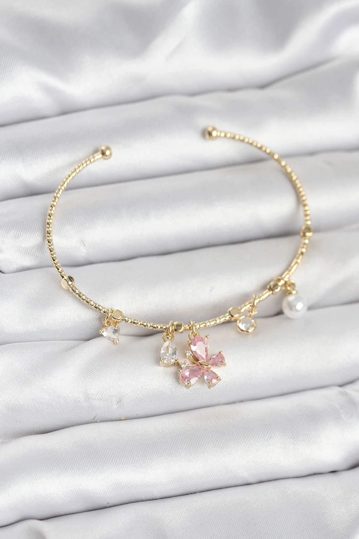 Pembe Kelebek Charmlı Gold Renk Kadın Bileklik