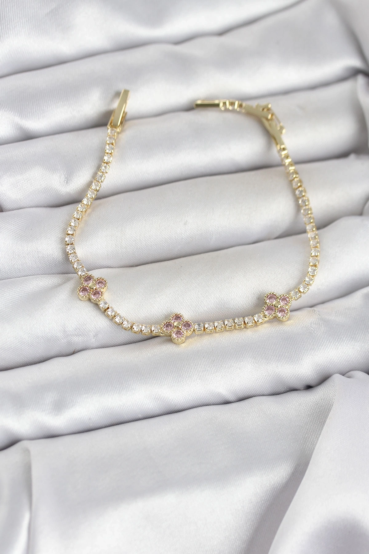 Pembe Yonca Detaylı Zirkon Taşlı Gold Renk Pirinç Su Yolu Kadın Bileklik