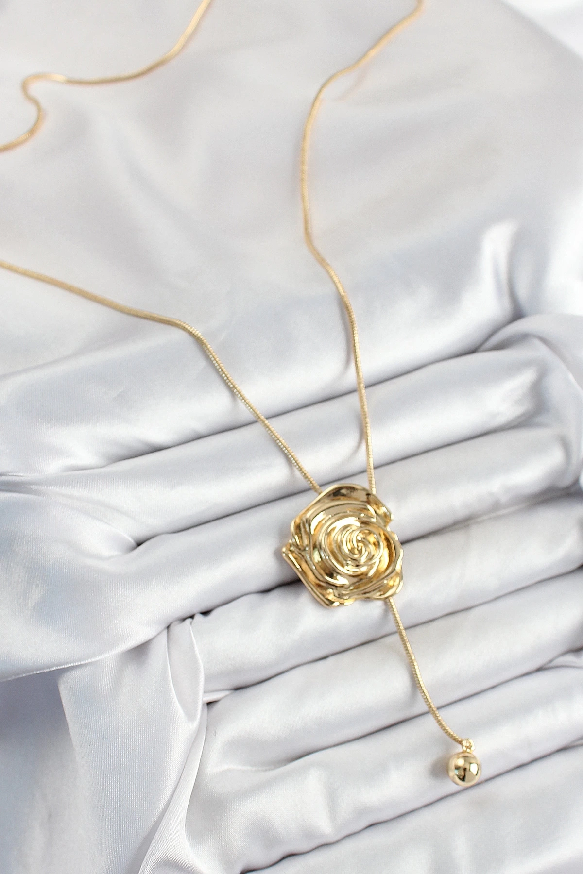 Pirinç Asansörlü Gül Model Gold Renk Kadın Kolye