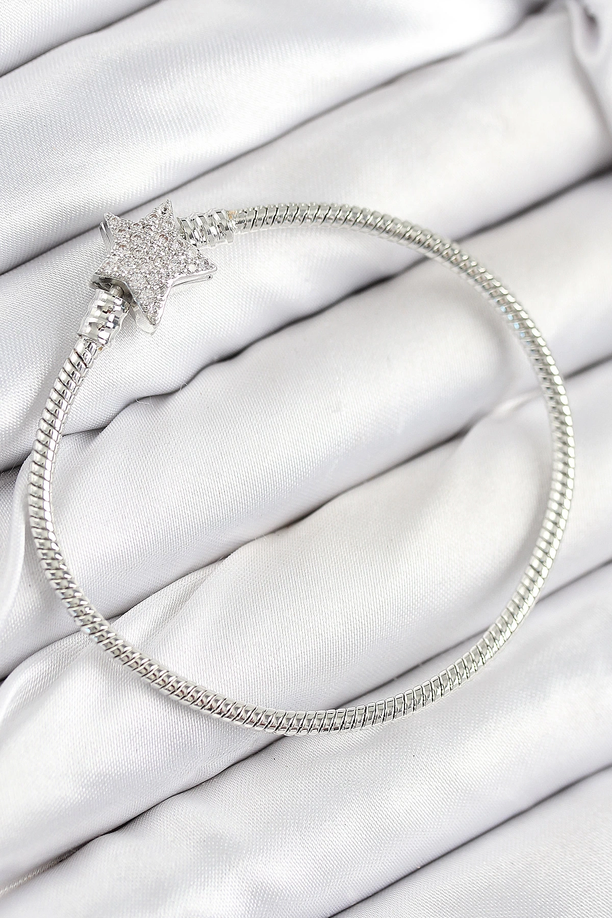 Pirinç Charm Zirkon Taşlı Yıldız Model Gümüş Renk Kadın Bileklik