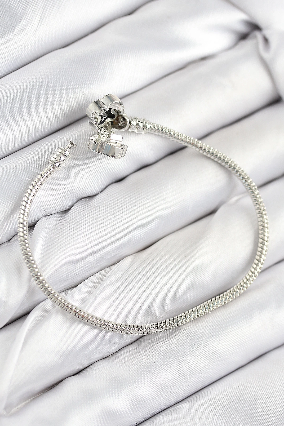 Pirinç Charm Zirkon Taşlı Yonca Model Gümüş Renk Kadın Bileklik