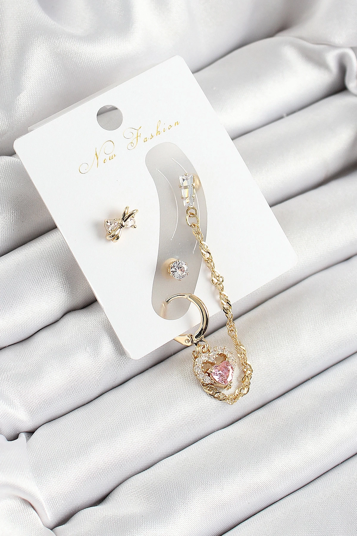 Pirinç Fiyonk ve Kalp Figürlü Zirkon Taşlı Gold Renk 3lü Kıkırdak Kadın Küpe Set