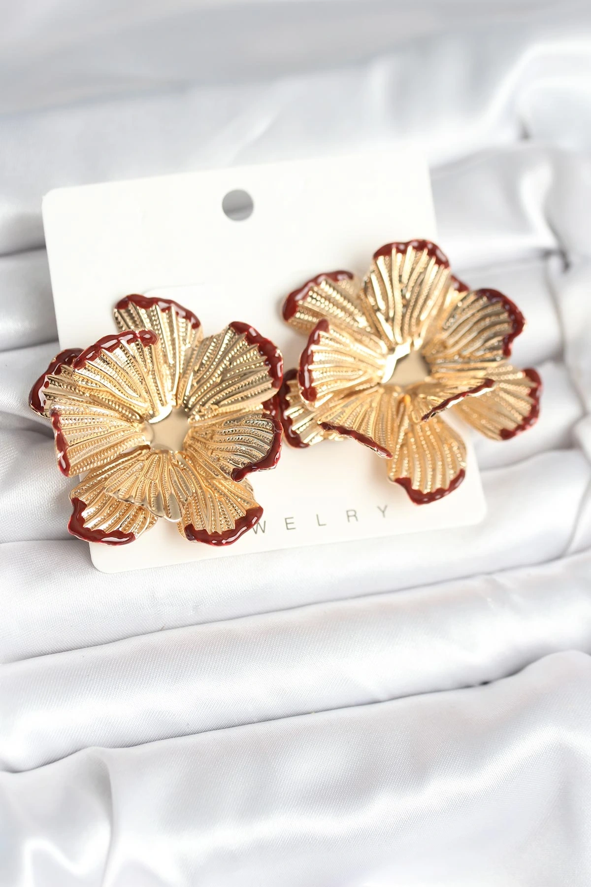 Pirinç Gold Renk Bordo Renk Detaylı Lotus Kadın Küpe