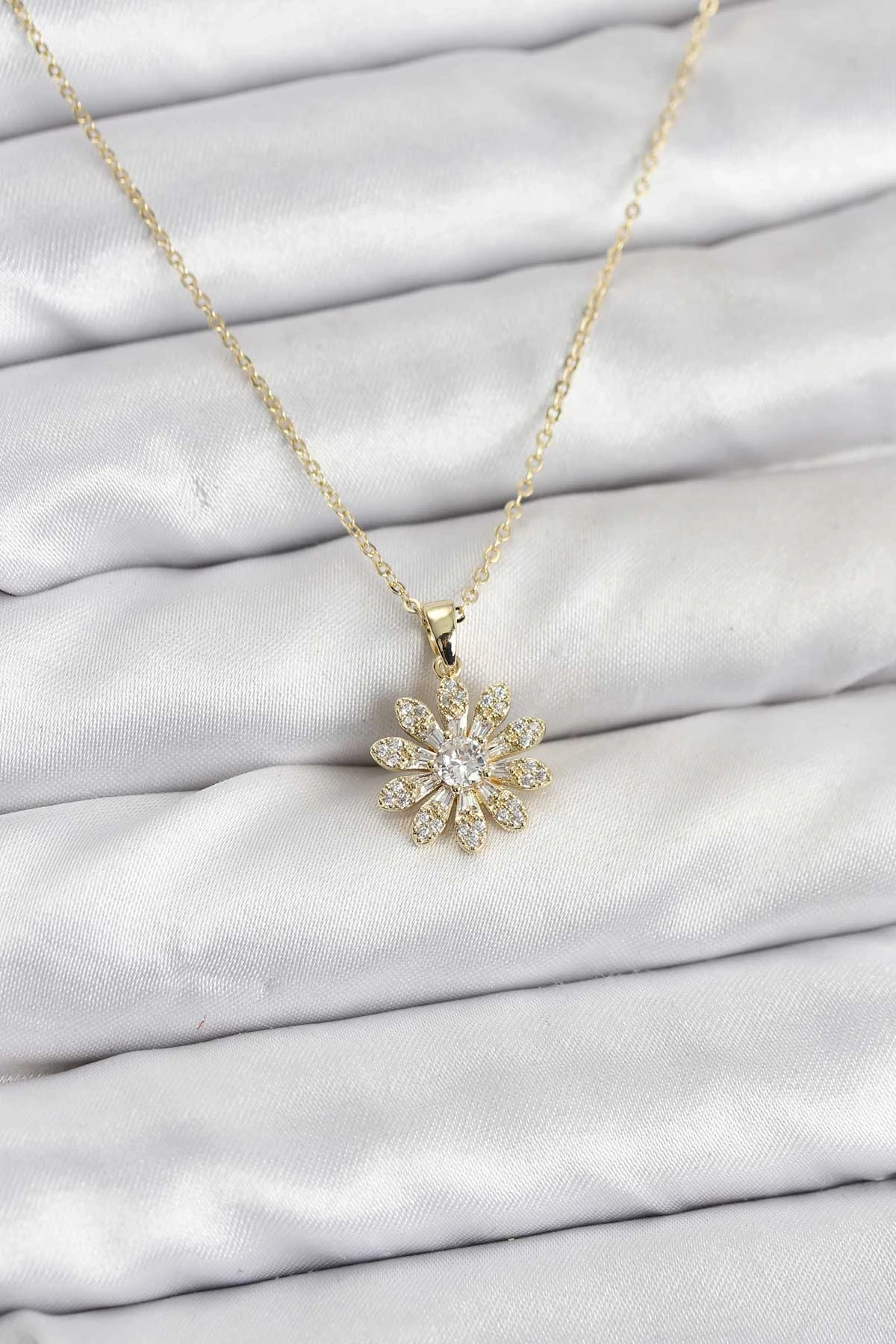 Pirinç Gold Renk Çiçek Model Kadın Kolye