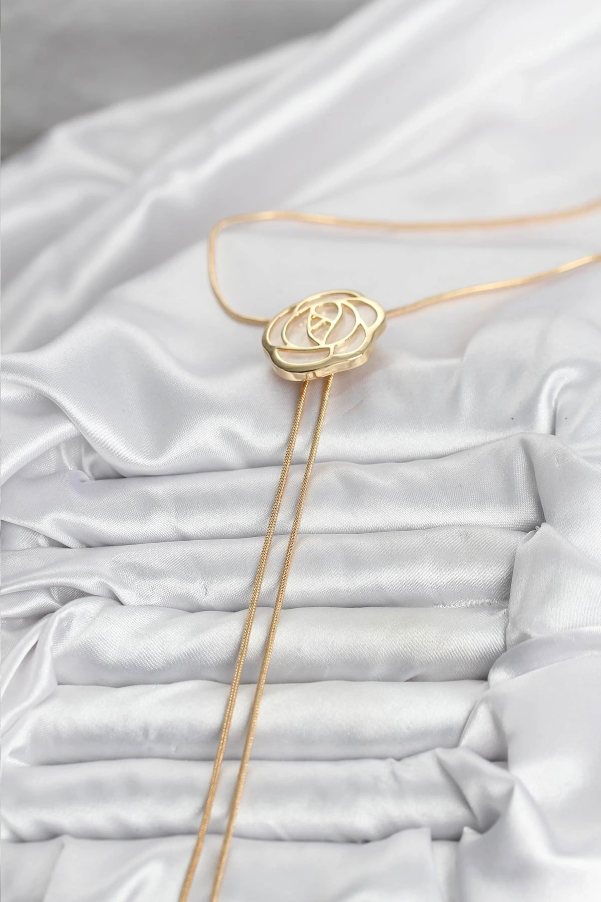 Pirinç Gold Renk Gül Model Asansörlü Kadın Kolye