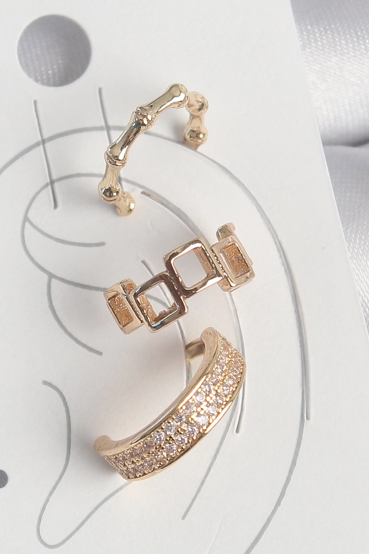 Pirinç Gold Renk Kare Model Zirkon Taşlı 3Lü Model Kadın Kıkırdak Küpe