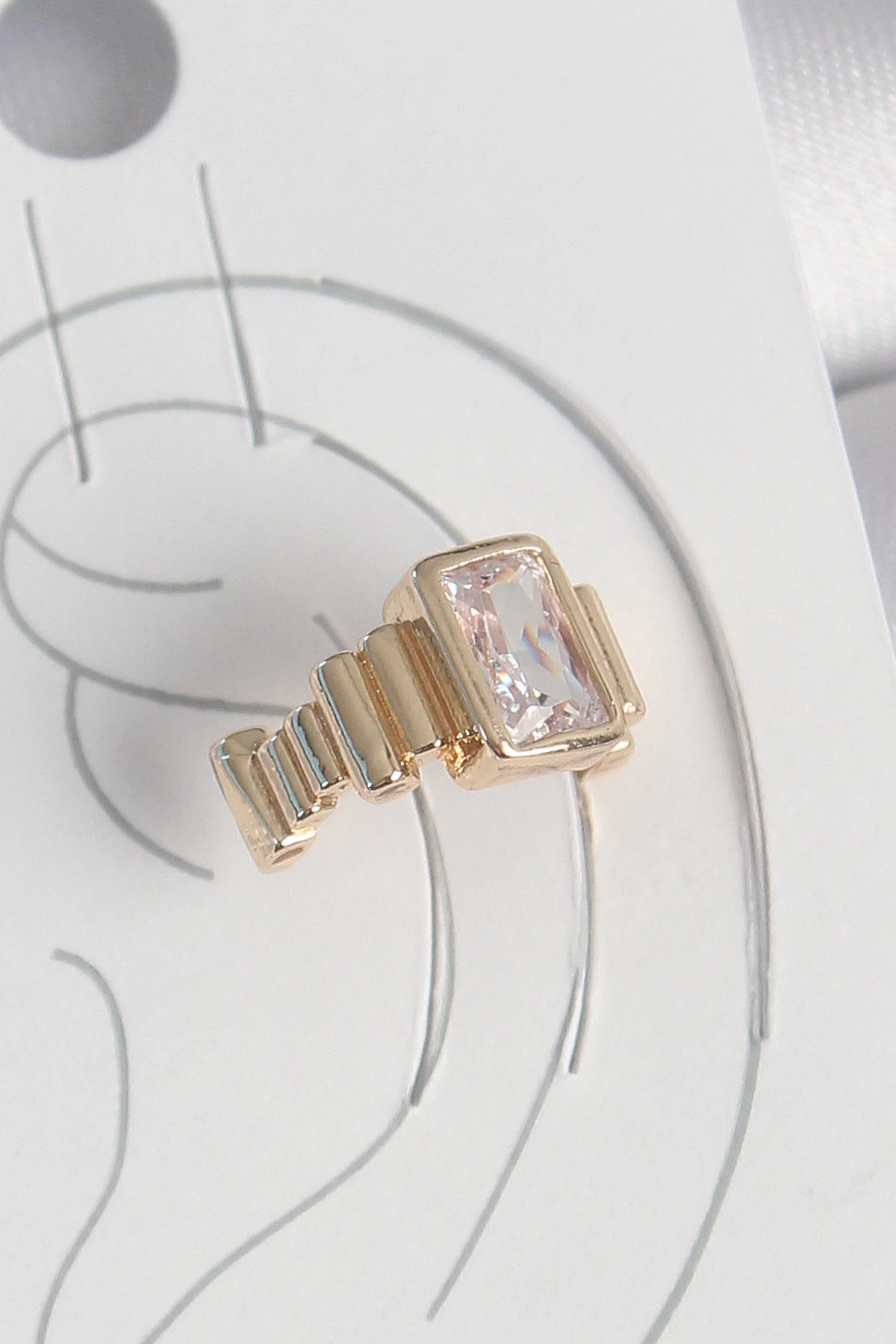 Pirinç Gold Renk Kare Zirkon Taşlı Kadın Kıkırdak Küpe