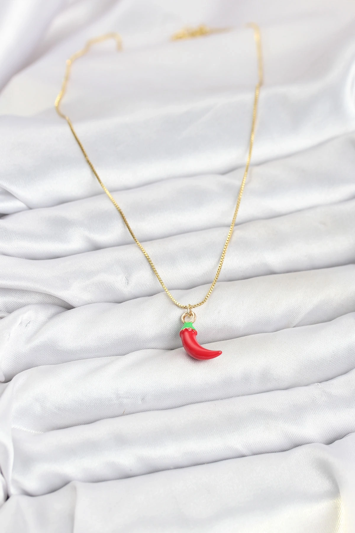 Pirinç Gold Renk Kırmızı Kapya Biber Model Kadın Kolye