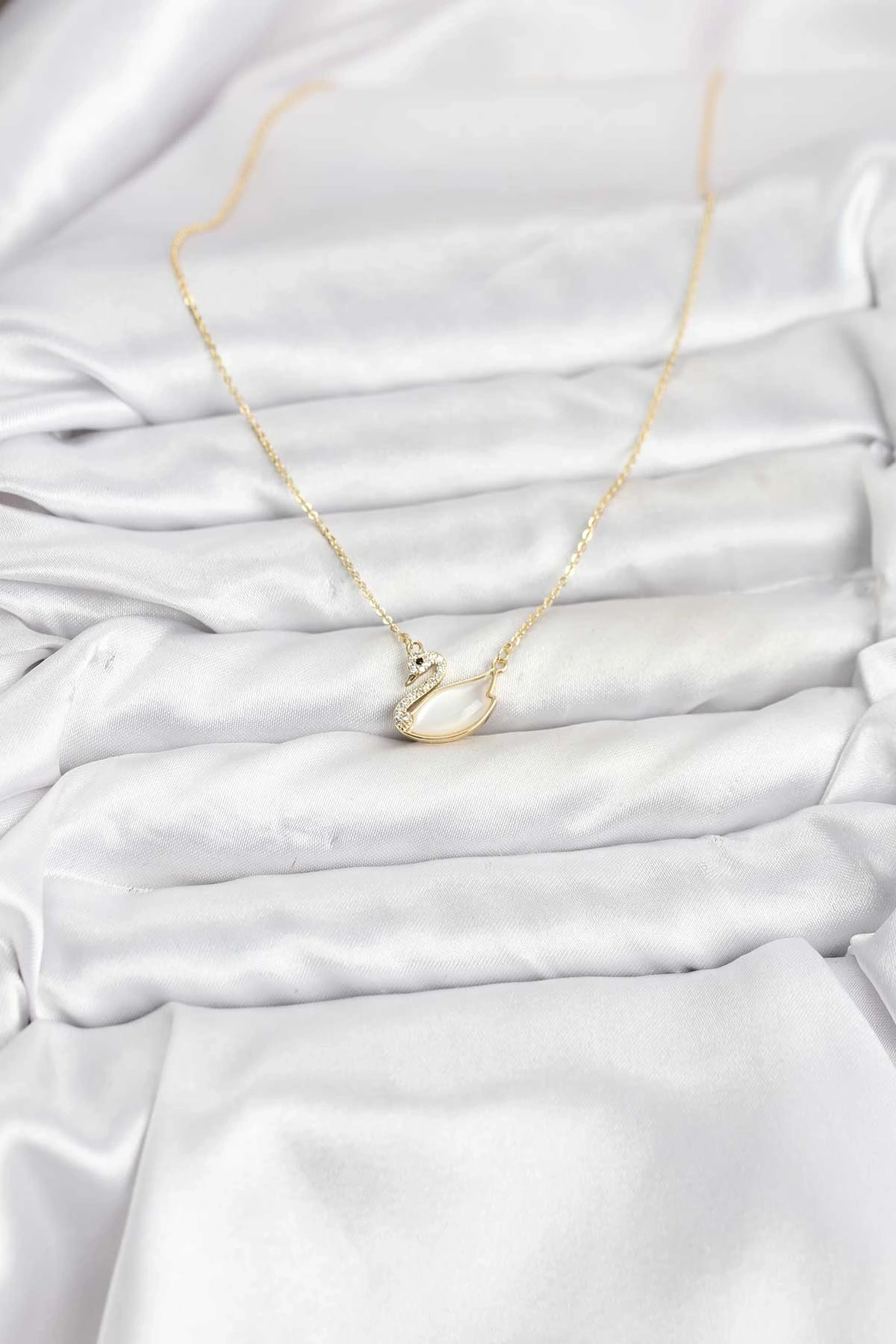 Pirinç Gold Renk Kuğu Model Kadın Kolye