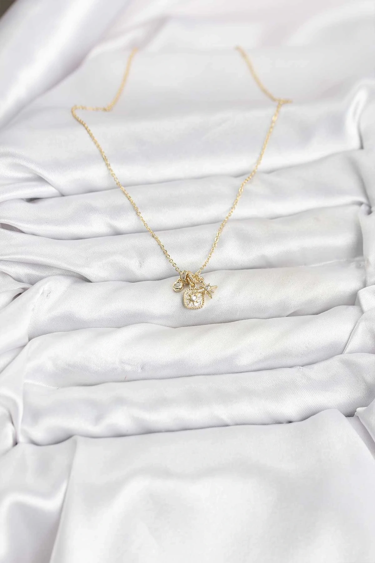 Pirinç Gold Renk Minimal Charmlı Kadın Kolye