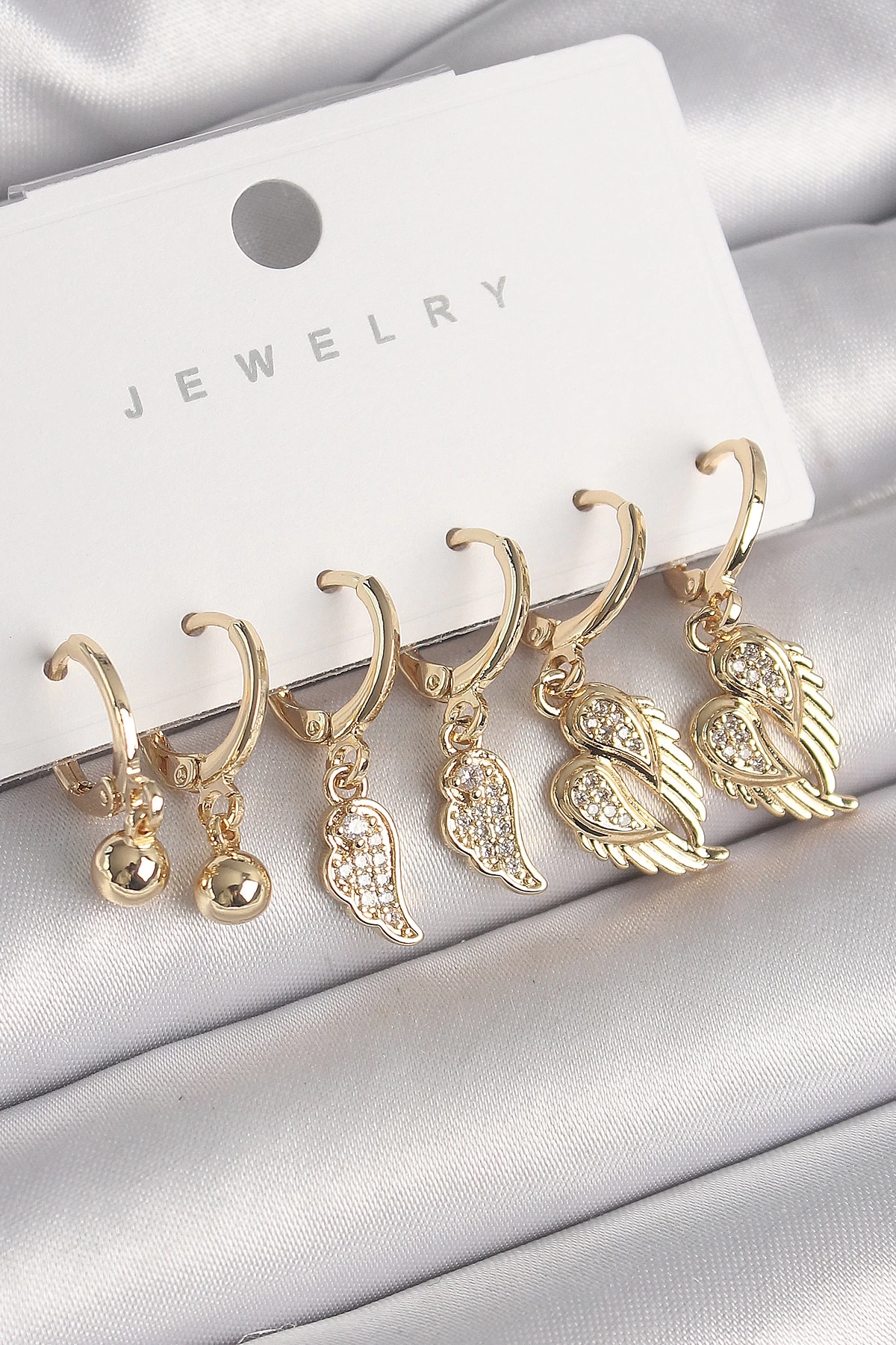 Pirinç Gold Renk Sallantı Zirkon Taşlı Kanat Model Topçuk Detay Kadın Küpe Seti