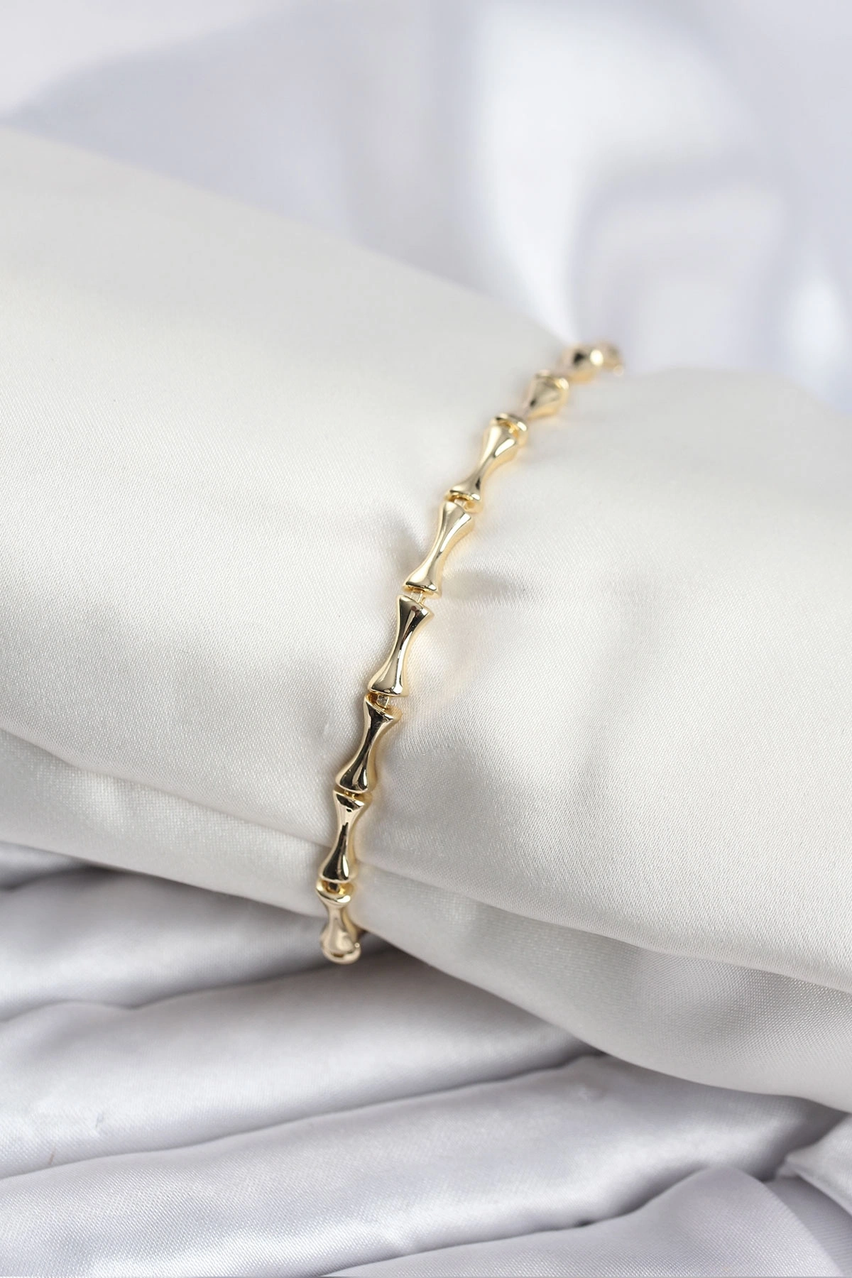 Pirinç Gold Renk VIP Seri İnce Kemik Model Zirkon Taşlı Kadın Bileklik