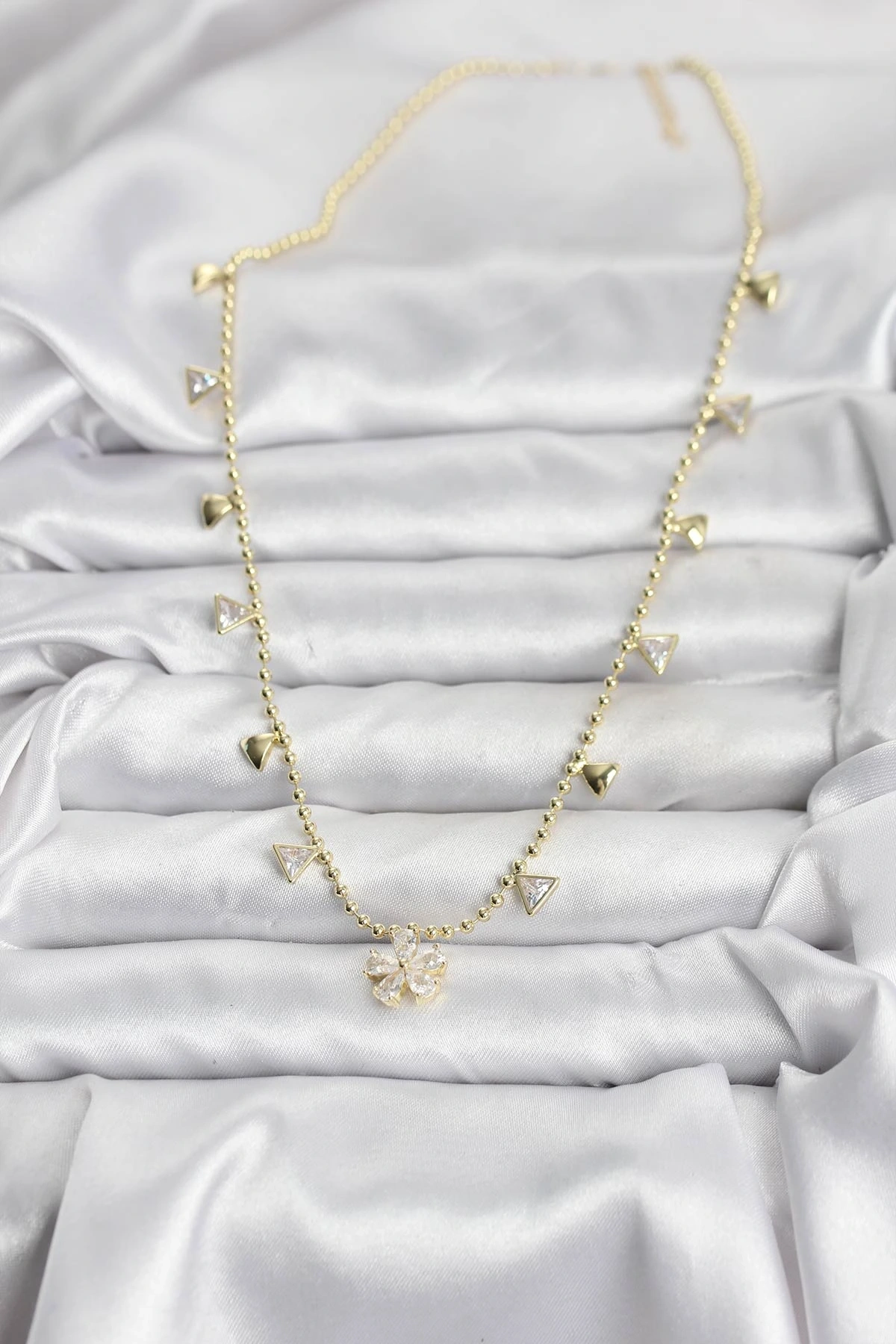 Pirinç Gold Renk Zirkon Taşlı Çiçek Model Kadın Kolye