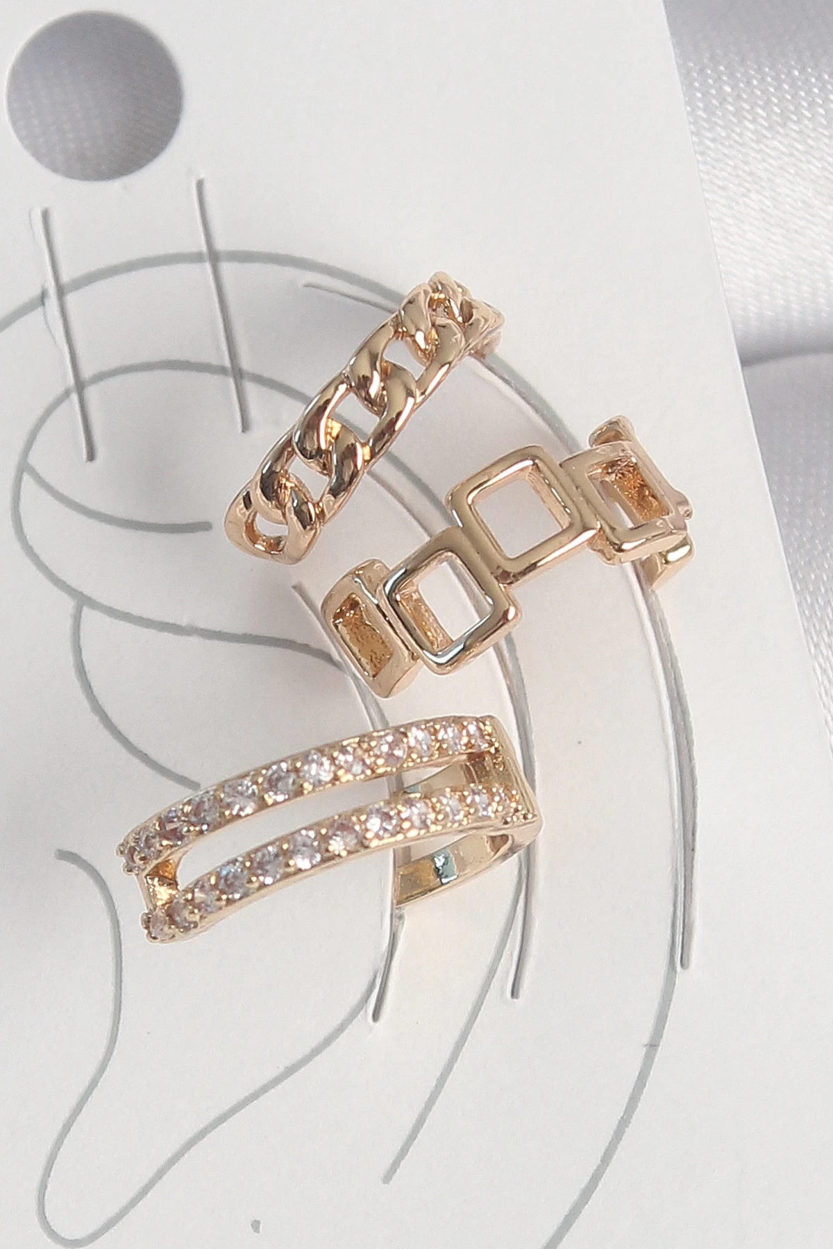 Pirinç Gold Renk Zirkon Taşlı Kare Zincir Model Kadın Kıkırdak Küpe