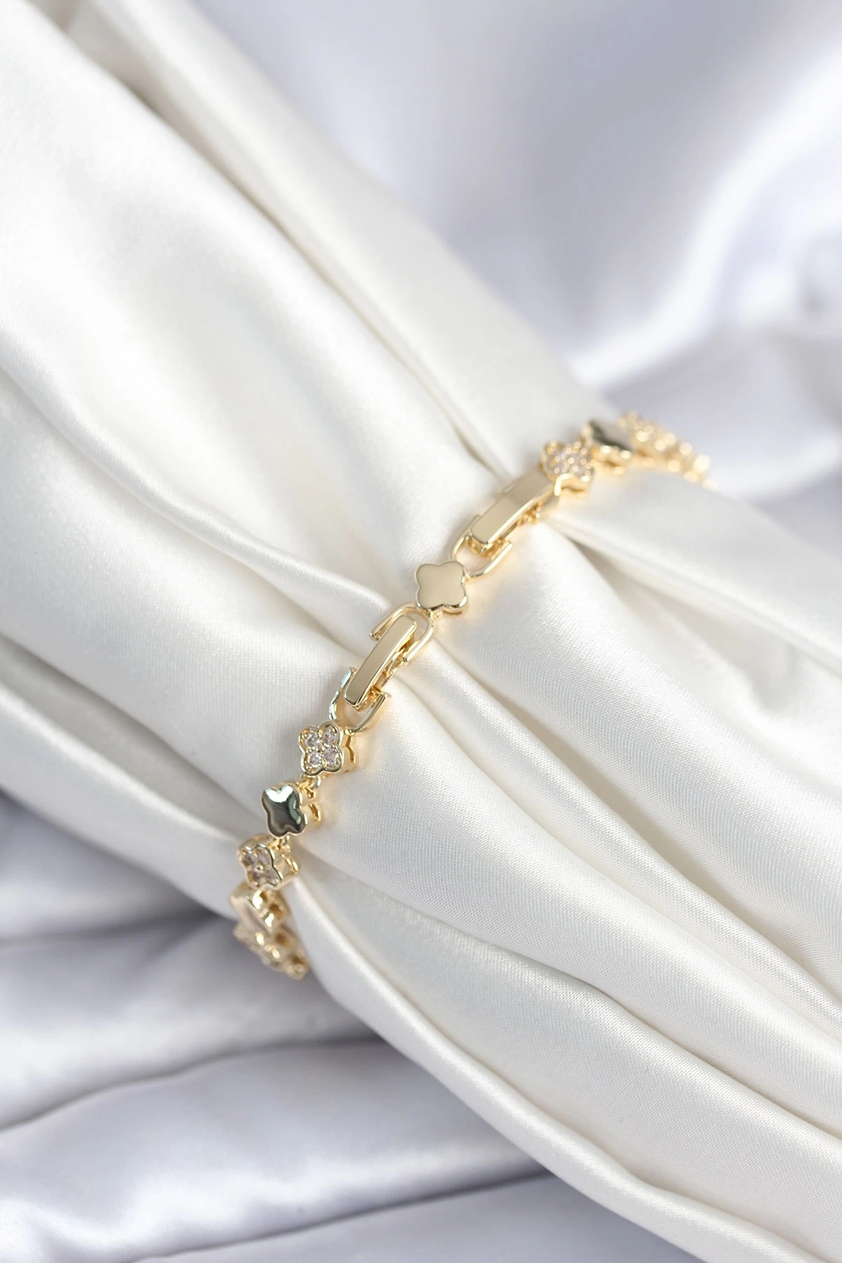 Pirinç Gold Renk Zirkon Taşlı Yonca Model Kadın Bileklik