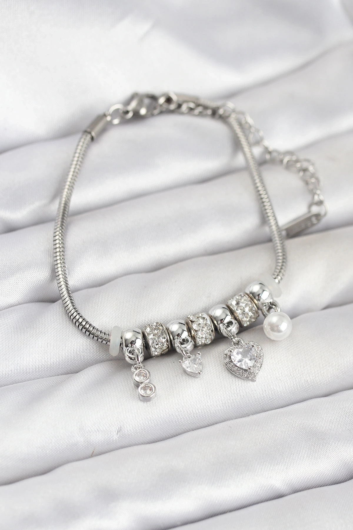 Pirinç Gümüş Renk Kalp Charmlı Kadın Bileklik