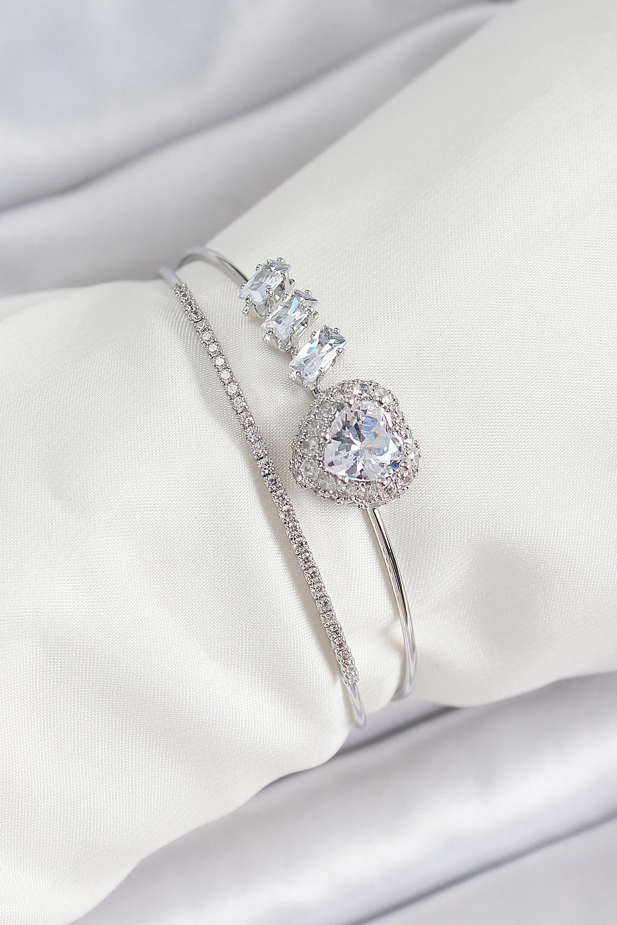 Pirinç Gümüş Renk Kalpli Zirkon Taşlı Kadın Bileklik