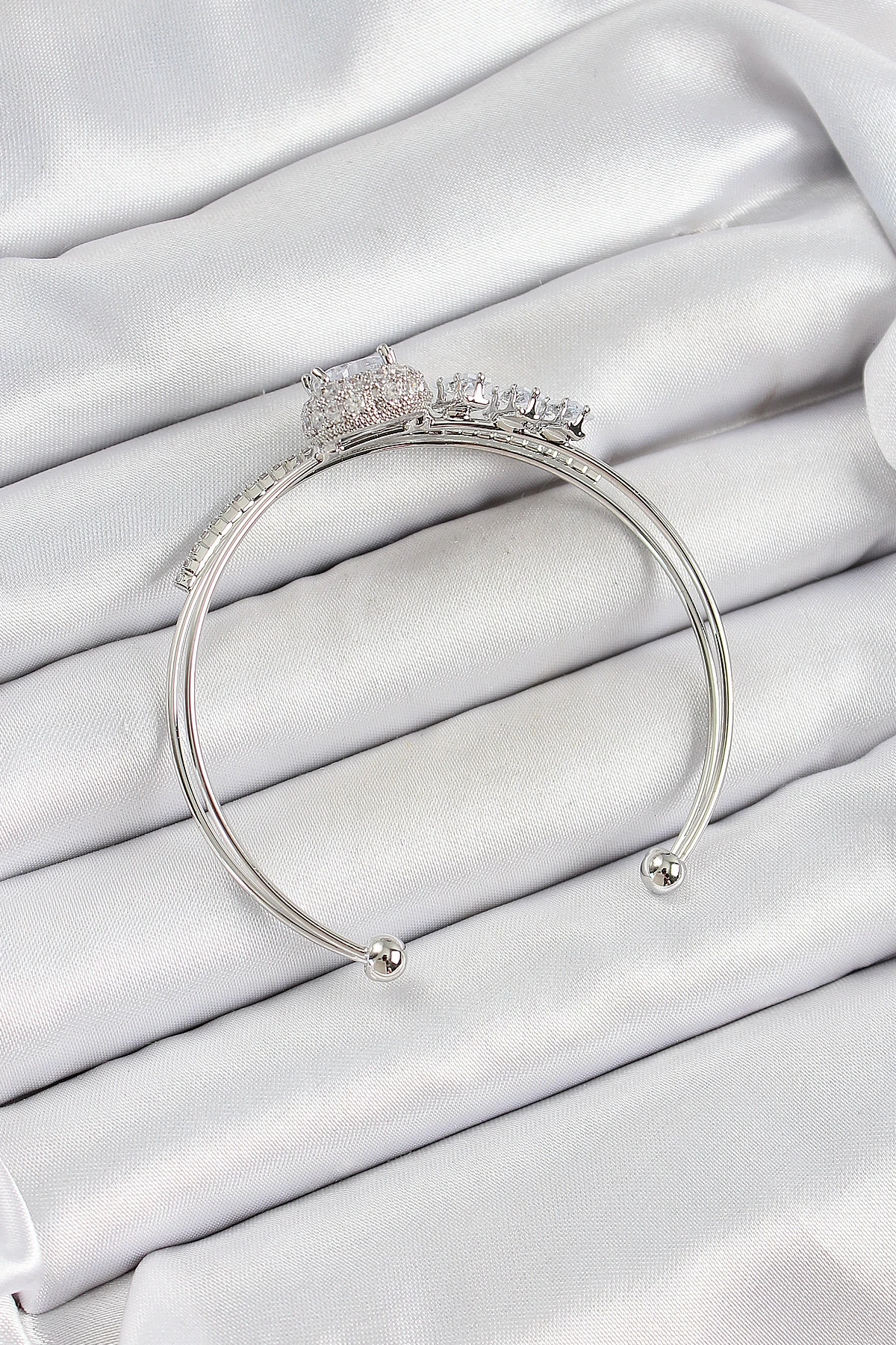 Pirinç Gümüş Renk Kalpli Zirkon Taşlı Kadın Bileklik