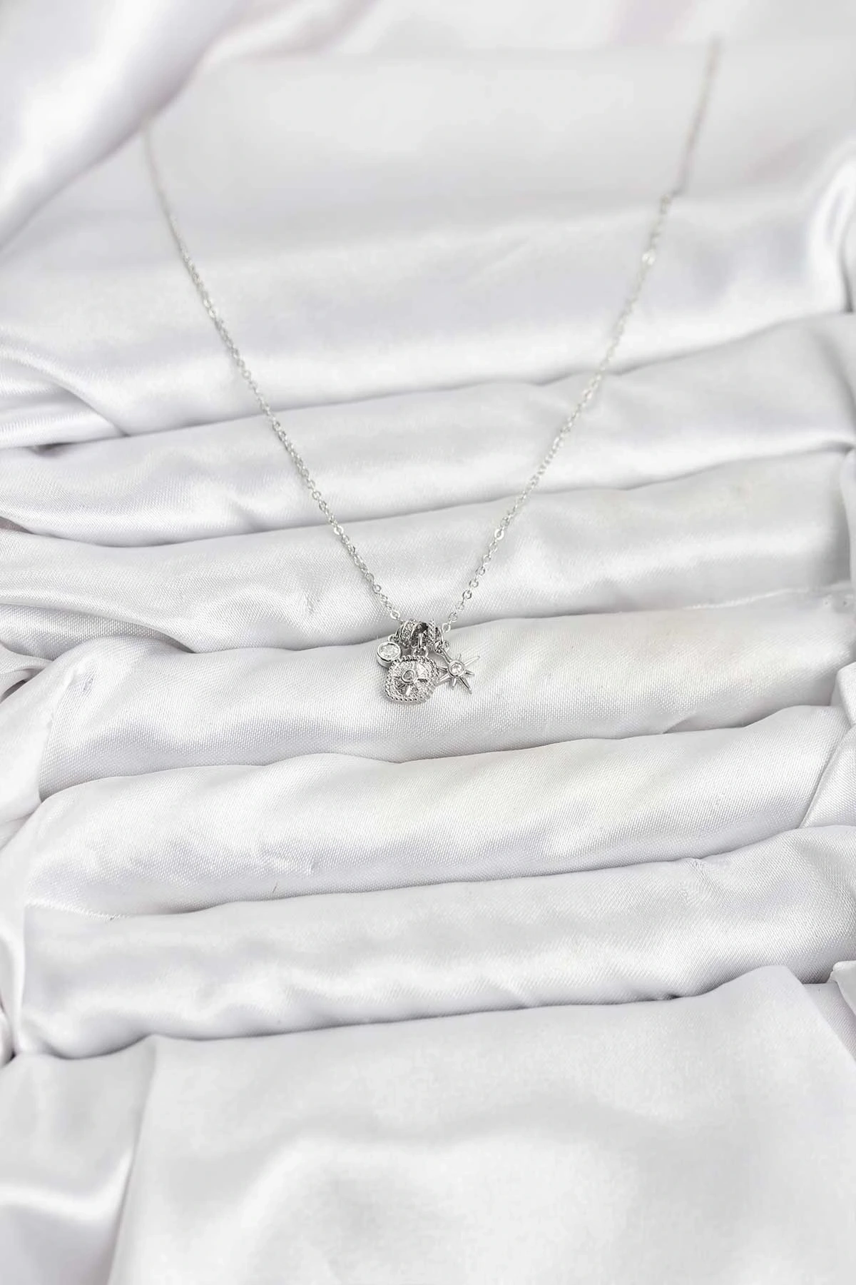 Pirinç Gümüş Renk Minimal Charmlı Kadın Kolye