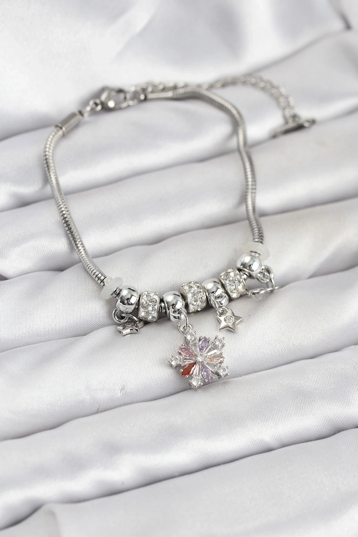 Pirinç Gümüş Renk Renkli Yıldız Charmlı Kadın Bileklik